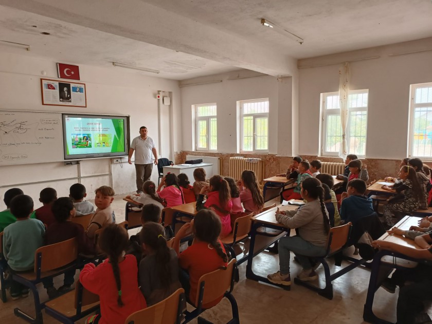Ortaköy İlçemize Bağlı Beldelerde ki Okullarda Çevre Farkındalığı Eğitimi Müdürlüğümüz Personeli Tarafından Verilmiştir