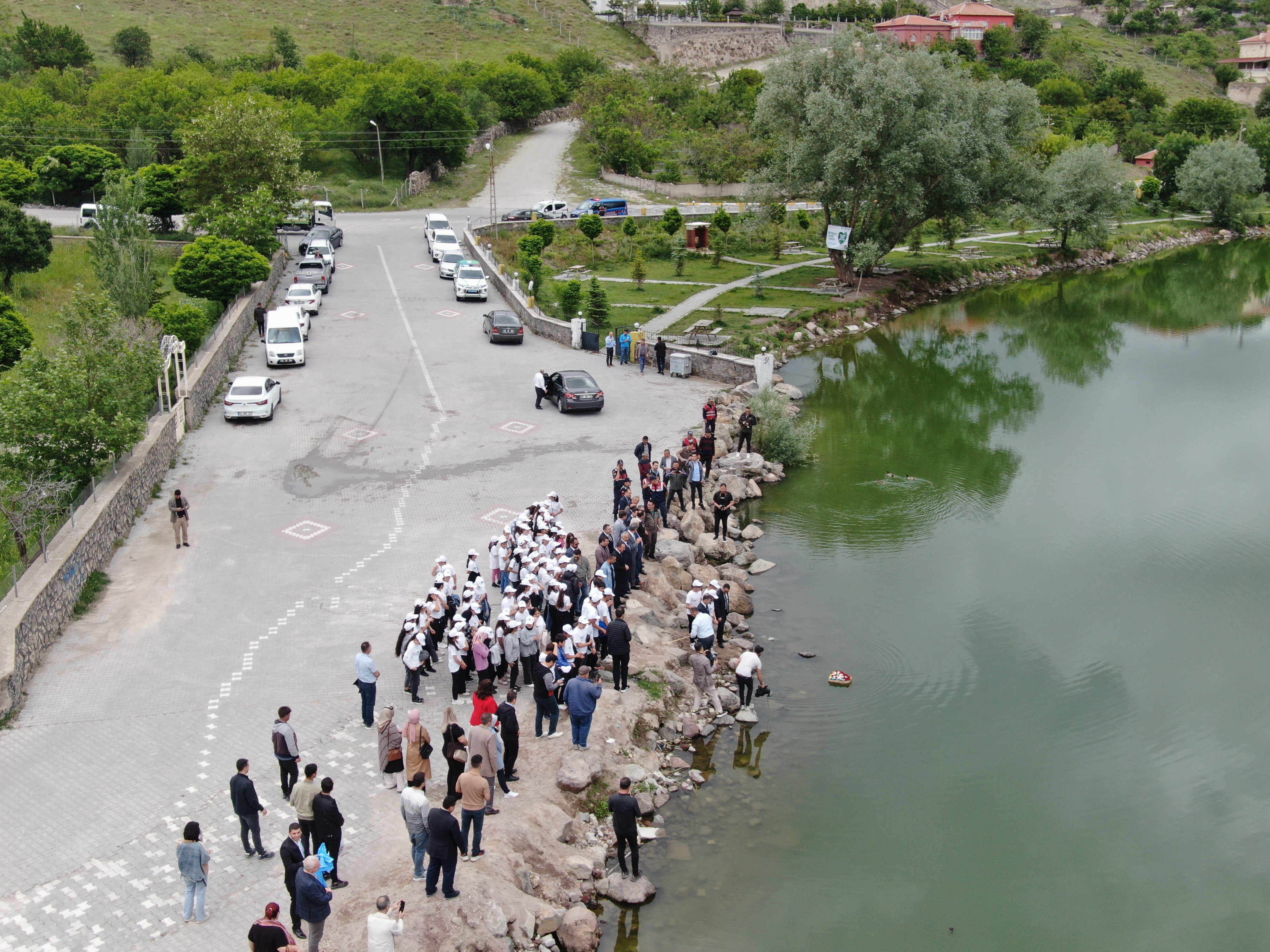 Türkiye Çevre Haftası Kapsamında Helvadere Göletine Depremzedeler Adına ve Anısına Saygı Çelengi Bırakıldı