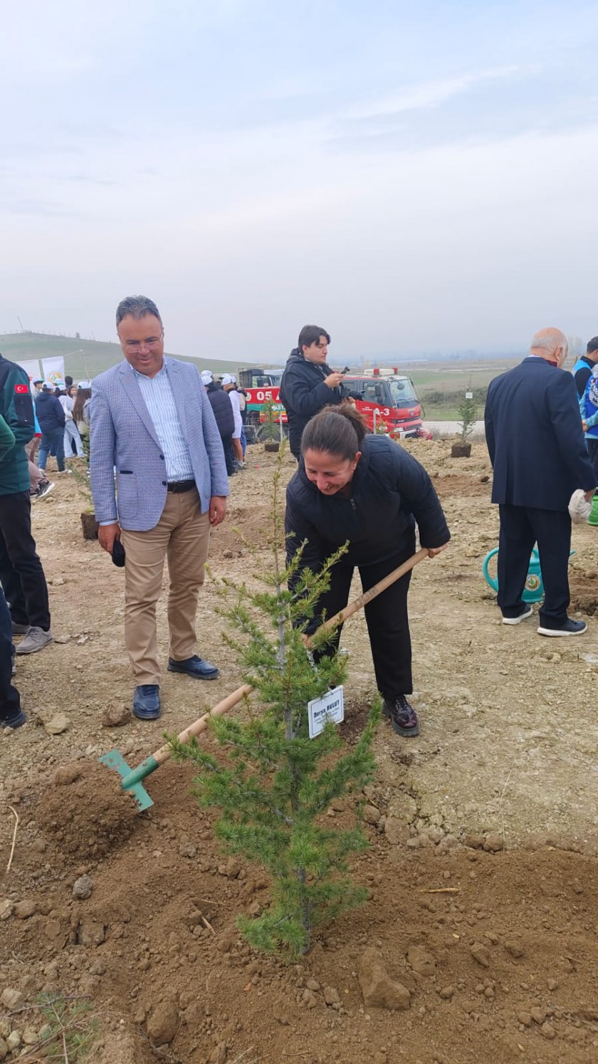 İl Müdürümüz Derya BULUT, 11 Kasım Millî Ağaçlandırma Günü dolayısıyla düzenlenen fidan dikimi etkinliğine katılım sağladı.