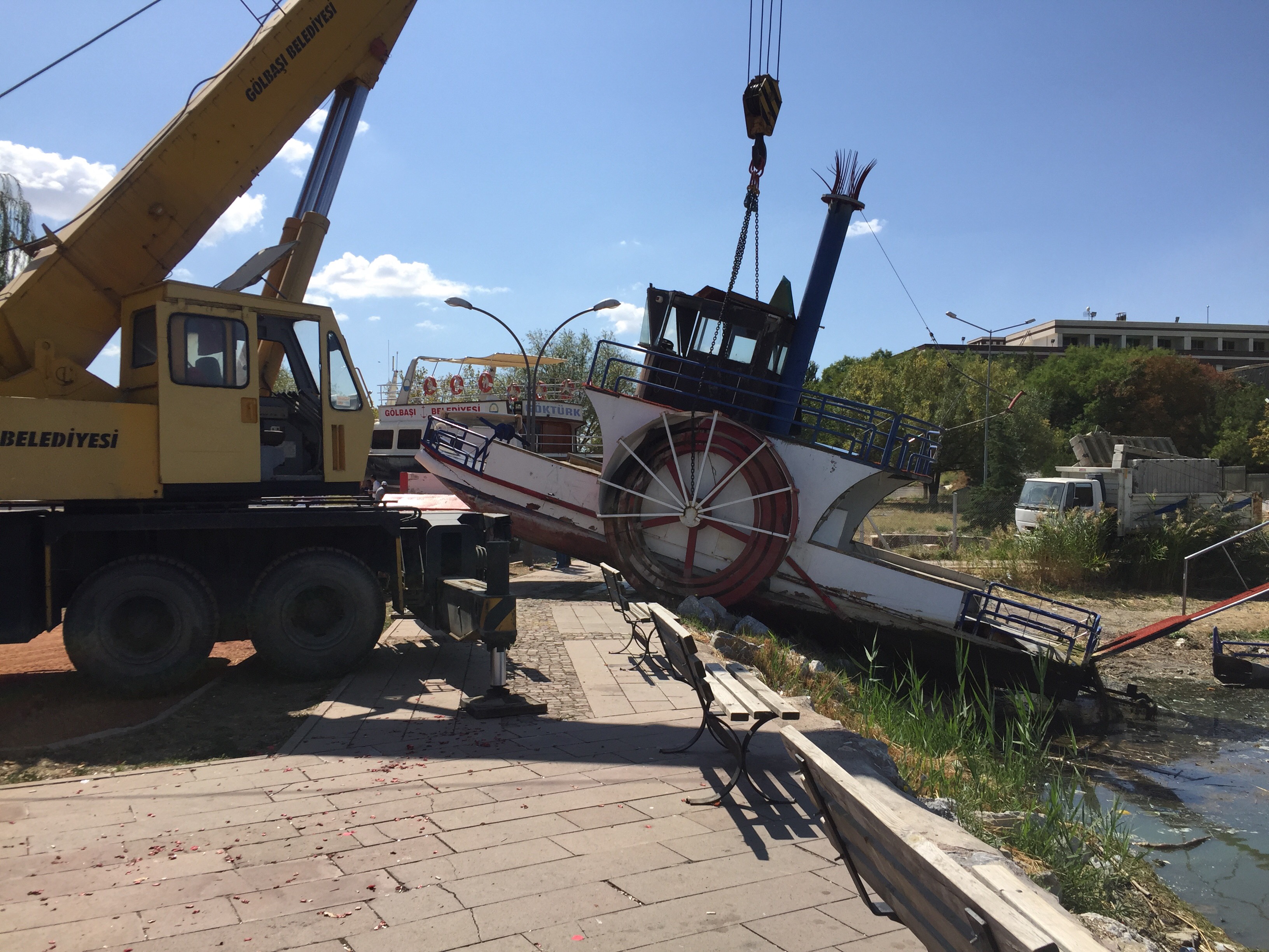 MOGAN GÖLÜ ÇEVRESİNDEKİ MEVZUATA AYKIRI YAPILAR TEMİZLENDİ