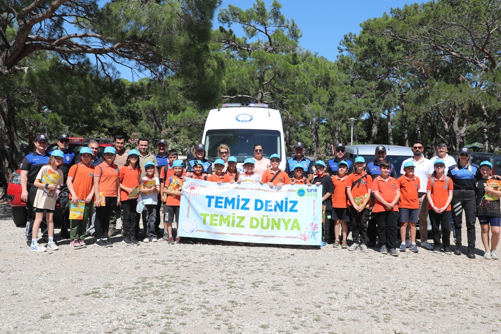 “Temiz Deniz Temiz Dünya” temalı eğitimler verilerek çocuklarımızla çevre konulu resim etkinliği yapılmıştır.