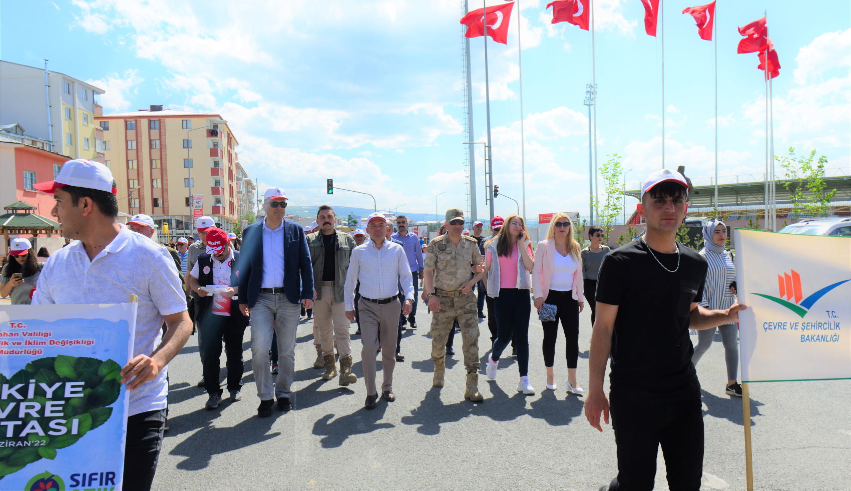 5 Haziran ‘Dünya Çevre Günü’ dolayısıyla Çevre Şehircilik ve İklim Değişikliği İl Müdürlüğünce “81 İlde 81 Milyar İlk Adım Çevre Yürüyüşü” ilimizde Valimiz Hüseyin Öner, protokol üyeleri ve çocukların katılımı ile gerçekleştirildi.