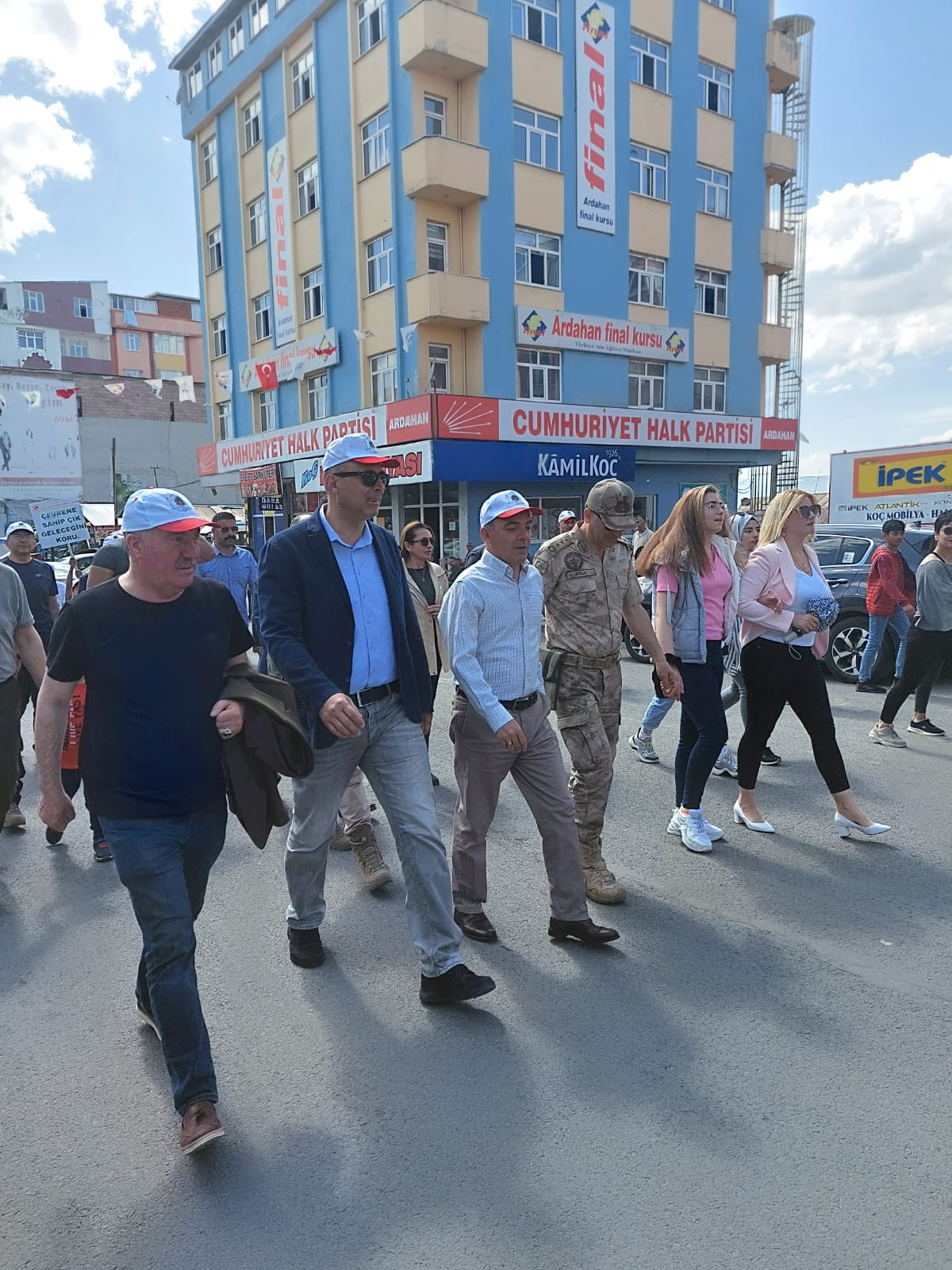 5 Haziran ‘Dünya Çevre Günü’ dolayısıyla Çevre Şehircilik ve İklim Değişikliği İl Müdürlüğünce “81 İlde 81 Milyar İlk Adım Çevre Yürüyüşü” ilimizde Valimiz Hüseyin Öner, protokol üyeleri ve çocukların katılımı ile gerçekleştirildi.