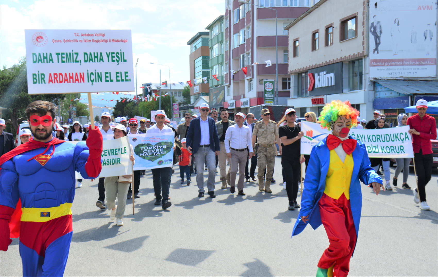 5 Haziran ‘Dünya Çevre Günü’ dolayısıyla Çevre Şehircilik ve İklim Değişikliği İl Müdürlüğünce “81 İlde 81 Milyar İlk Adım Çevre Yürüyüşü” ilimizde Valimiz Hüseyin Öner, protokol üyeleri ve çocukların katılımı ile gerçekleştirildi.