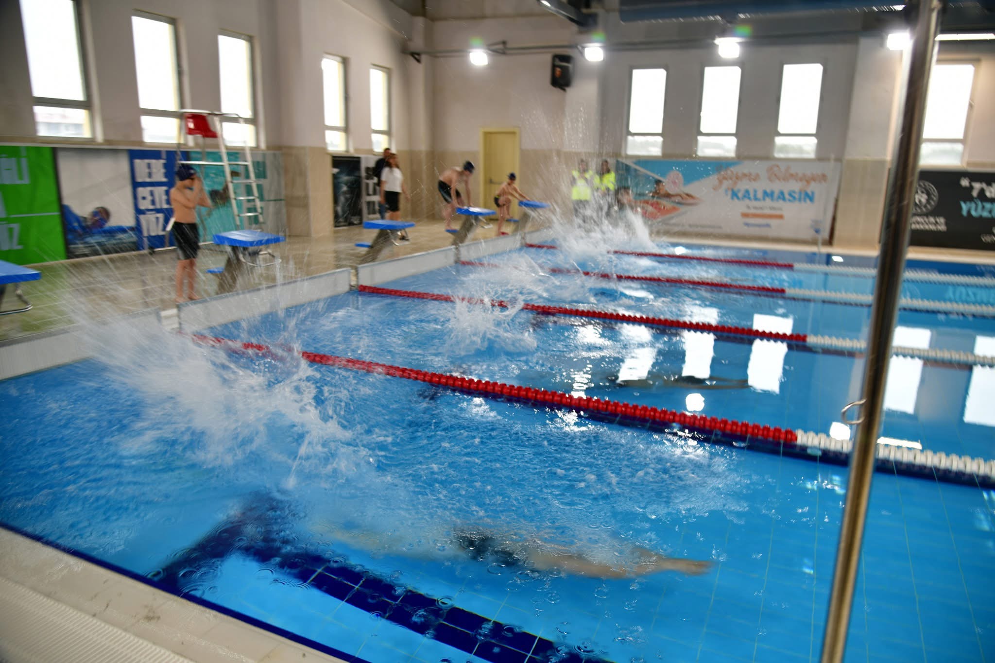 Ardahan Göle'de Yarı Olimpik Yüzme Havuzu Coşkulu Törenle Açıldı
