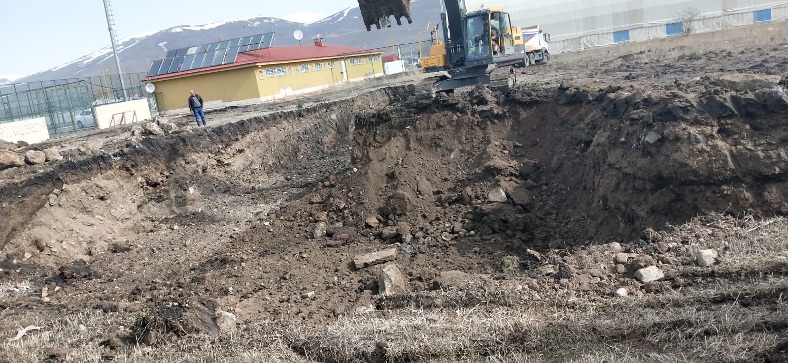 KONTROLLÜĞÜ İL MÜDÜRLÜĞÜMÜZCE YAPILAN ARDAHAN MERKEZ HALİLEFENDİ MAH. BUZ PİSTİ KAZI ÇALIŞMALAR BAŞLADI