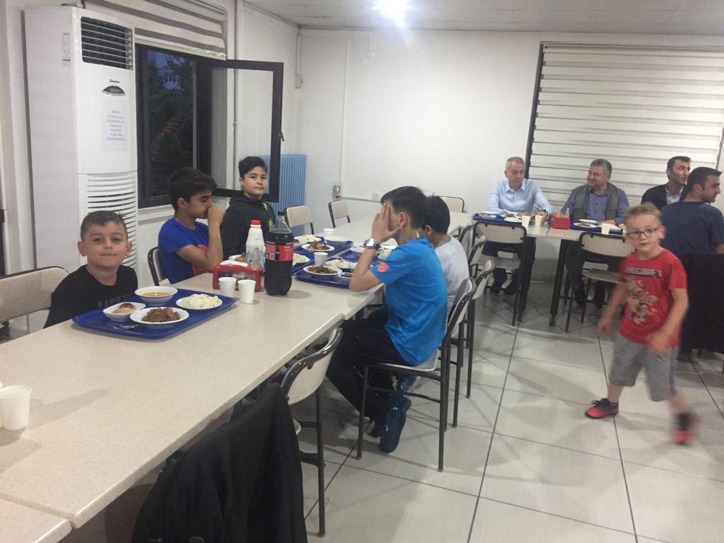 Kurumumuz Yemekhanesinde İl Müdürümüz Sayın Mehmet Taha AL, Lojman'da oturan personel ve aileleri tarafından iftar yemeği düzenlendi.