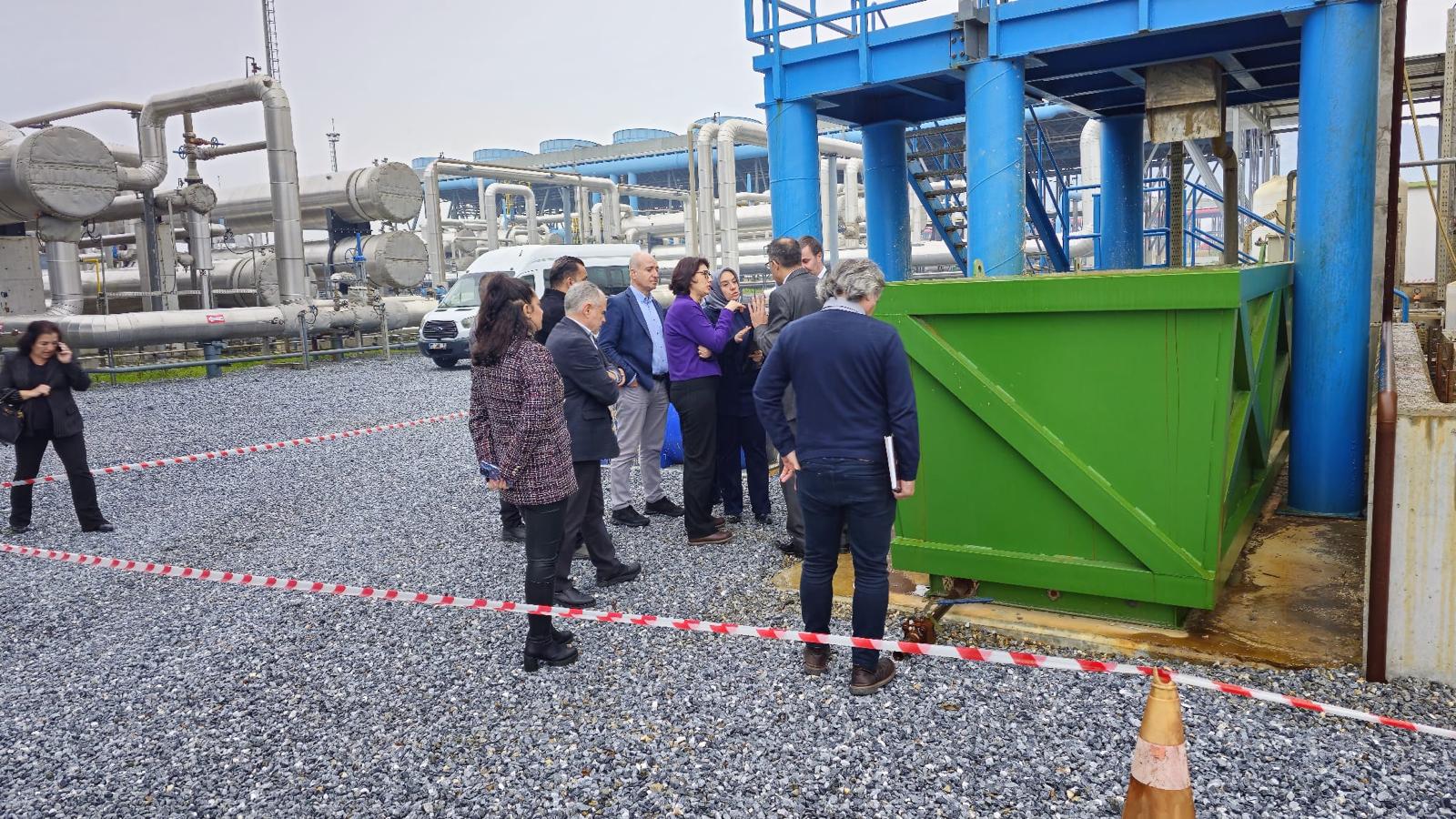 Bakanlığımız Çevresel Etki Değerlendirmesi, İzin ve Denetim Genel Müdürü, Çevre Yönetimi Genel Müdürü, Hava Yönetimi Dairesi Başkanı jeotermal tesislerde H²S giderimi için yapılan çalışmalar ile ilgili yerinde incelemelerde bulunulmuştur.