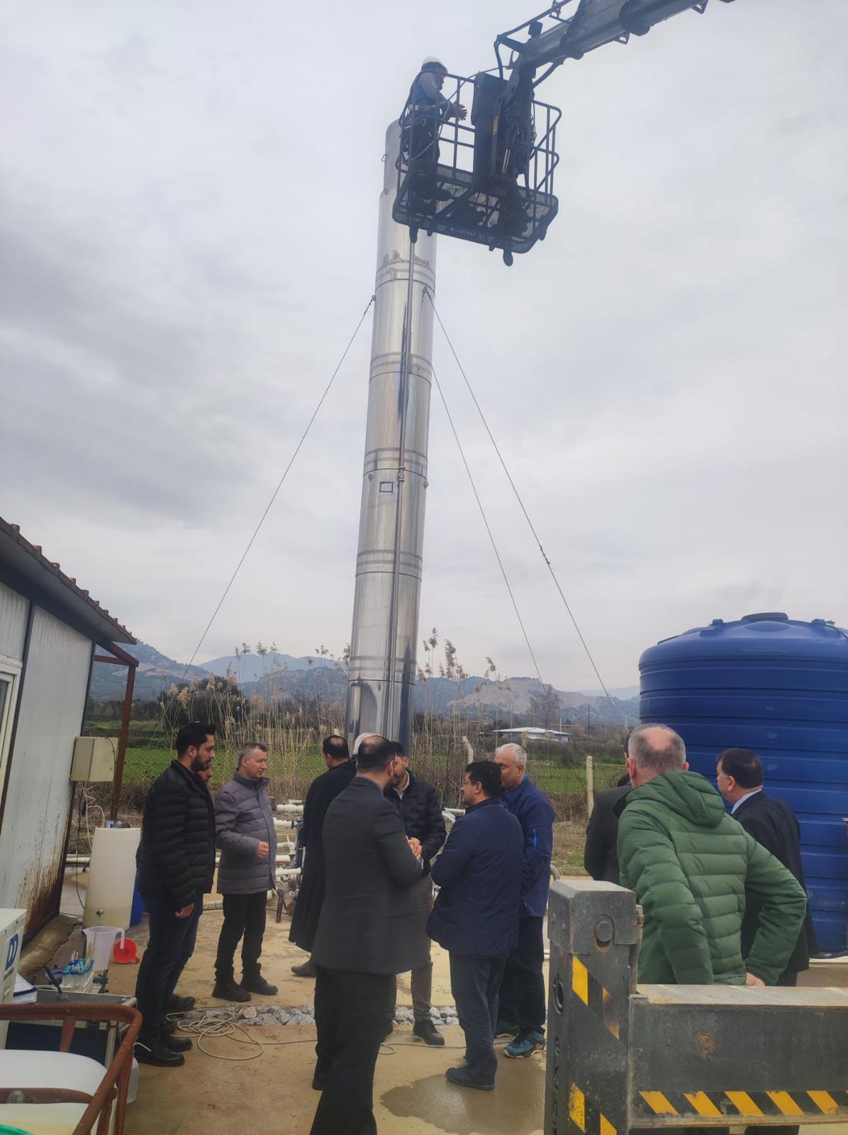 Bakanlığımız Çevresel Etki Değerlendirmesi, İzin ve Denetim Genel Müdürü, Çevre Yönetimi Genel Müdürü, Hava Yönetimi Dairesi Başkanı jeotermal tesislerde H2S giderimi için yapılan çalışmalar ile ilgili yerinde incelemelerde bulunulmuşlardır.