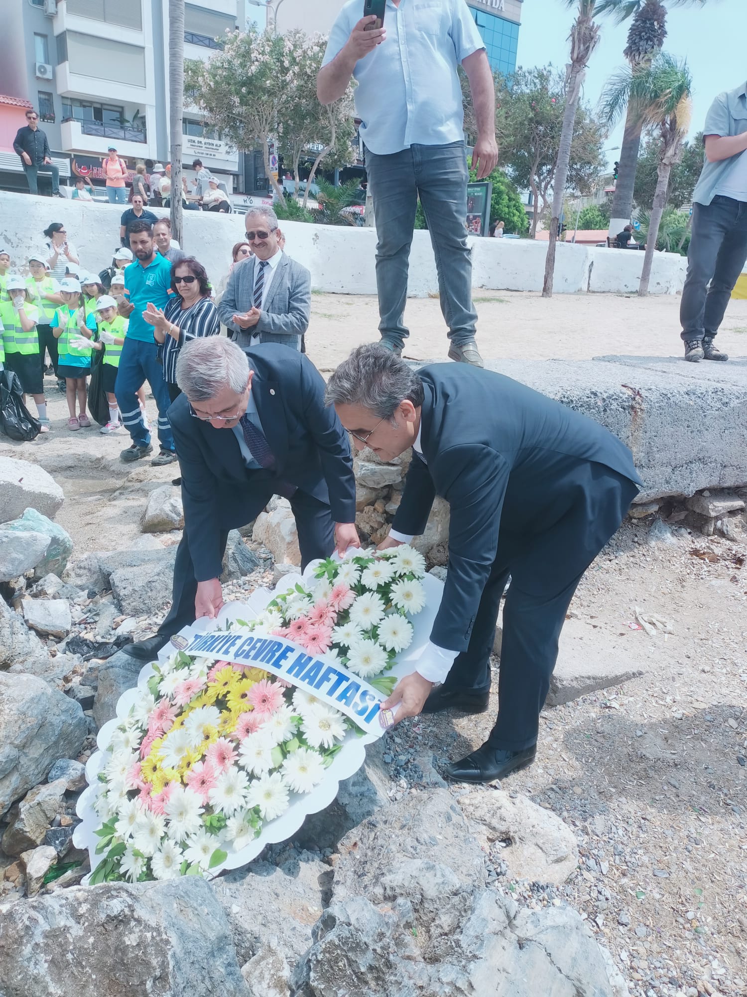 Çevre Haftası kapsamında Denize Çelenk Bırakılması