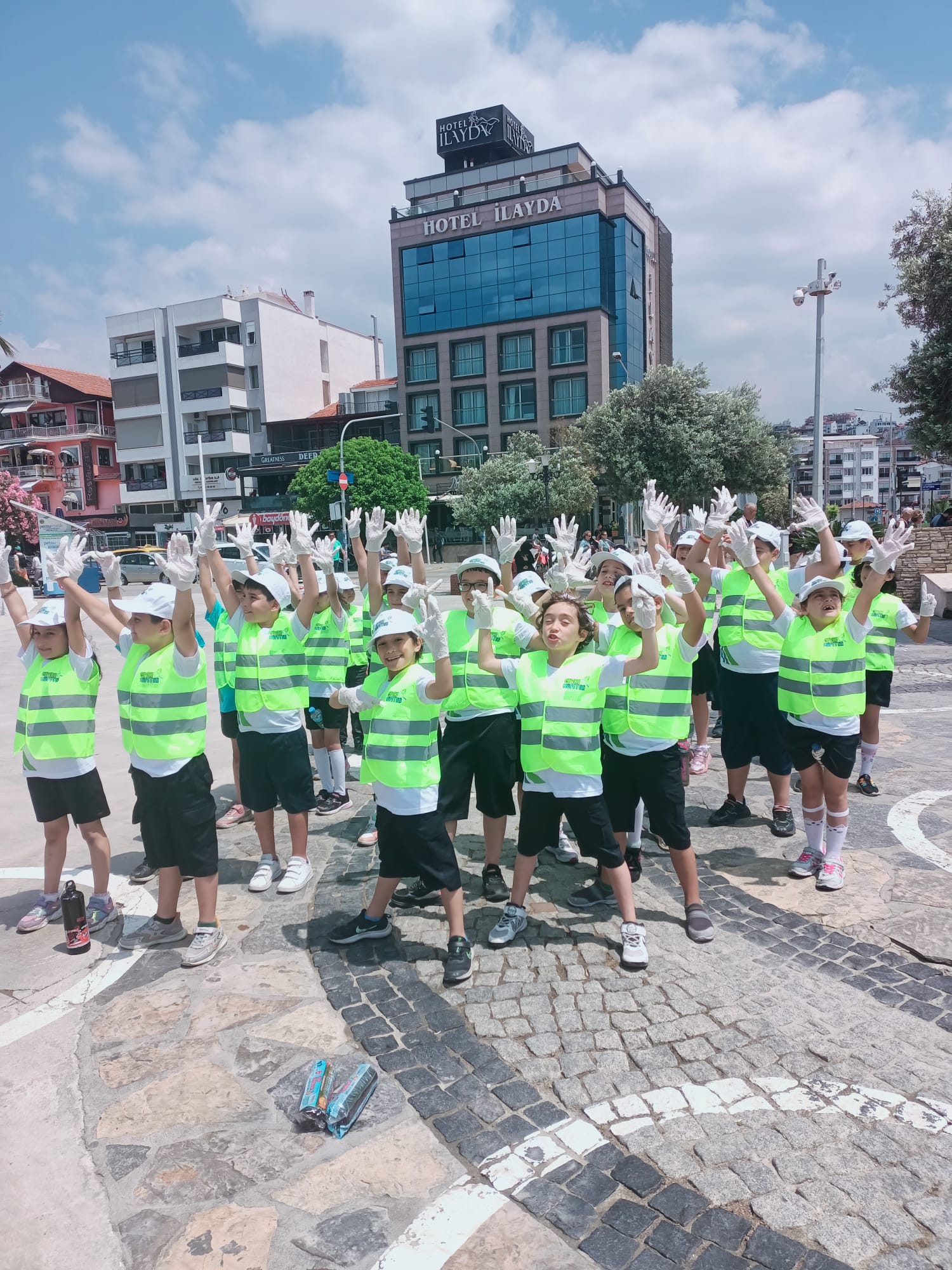 Çevre Haftası kapsamında Denize Çelenk Bırakılması