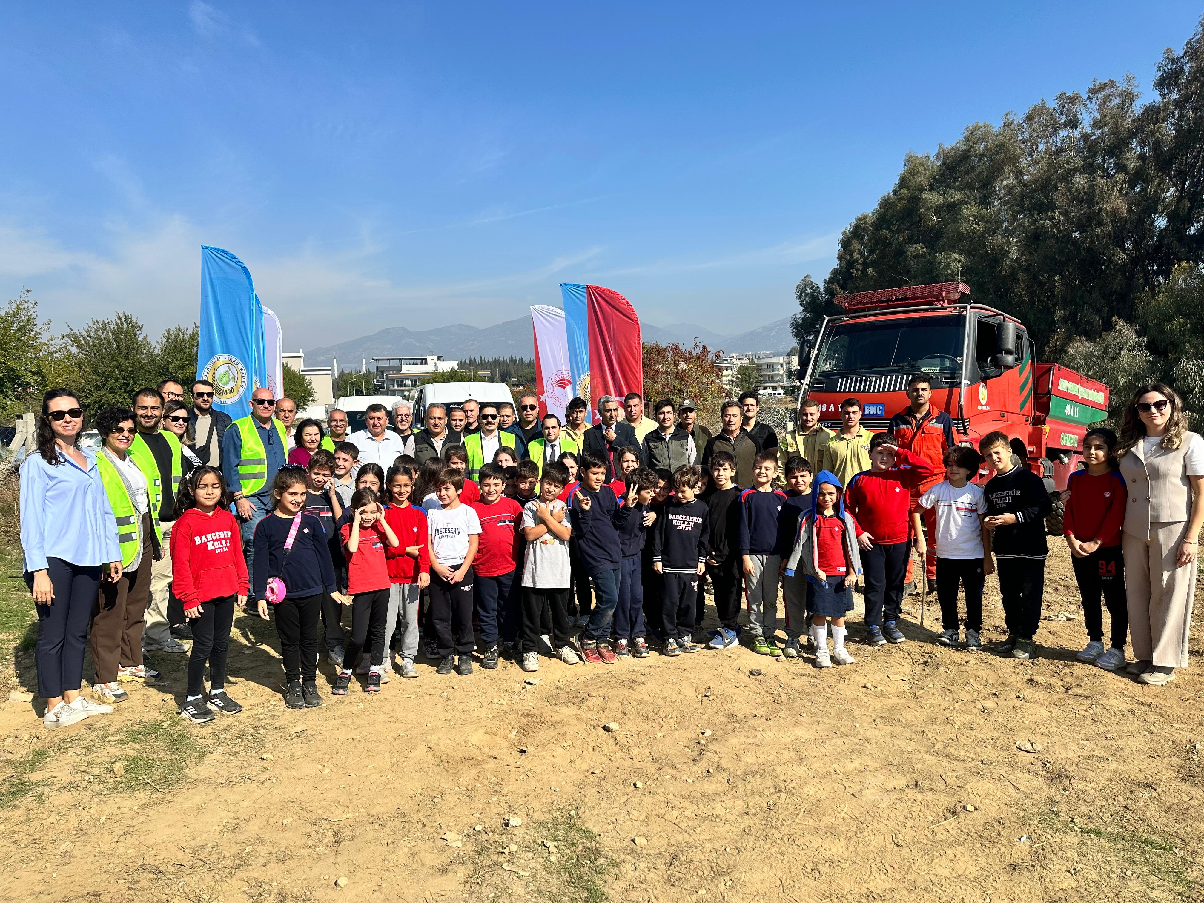 Çevre ve Kültür Araştırma Koruma Derneği (ÇEVAK) tarafından düzenlenen etkinlik ile geleceğin fidanları olan çocuklar, kendi diktikleri fidanları toprakla buluşturdu. Müdürlüğümüz, Orman İşletme İl Müdürlüğü, Efeler İlçe Tarım ve Orman Müdürlüğü, Doğa Kor