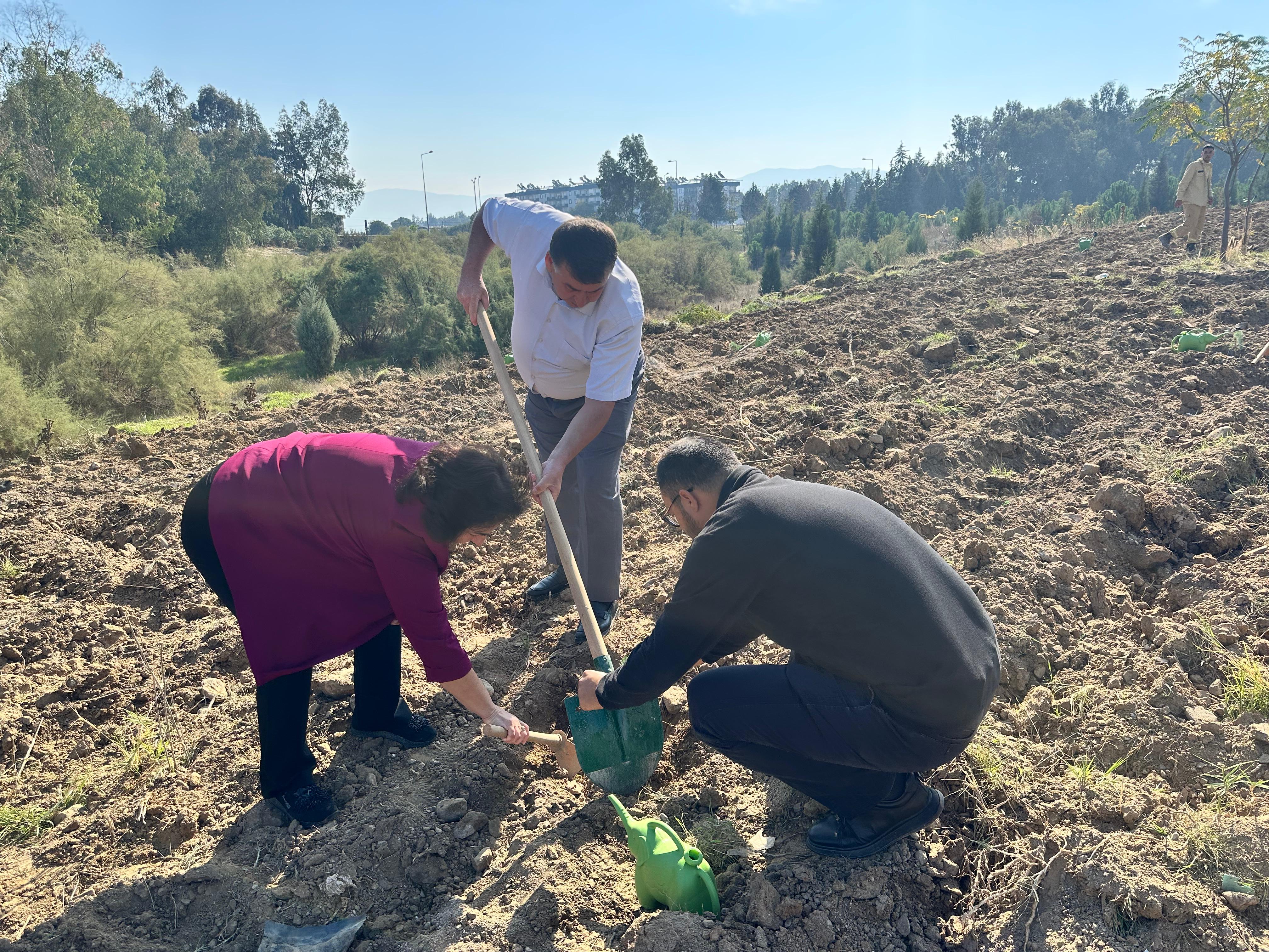 Çevre ve Kültür Araştırma Koruma Derneği (ÇEVAK) tarafından düzenlenen etkinlik ile geleceğin fidanları olan çocuklar, kendi diktikleri fidanları toprakla buluşturdu. Müdürlüğümüz, Orman İşletme İl Müdürlüğü, Efeler İlçe Tarım ve Orman Müdürlüğü, Doğa Kor