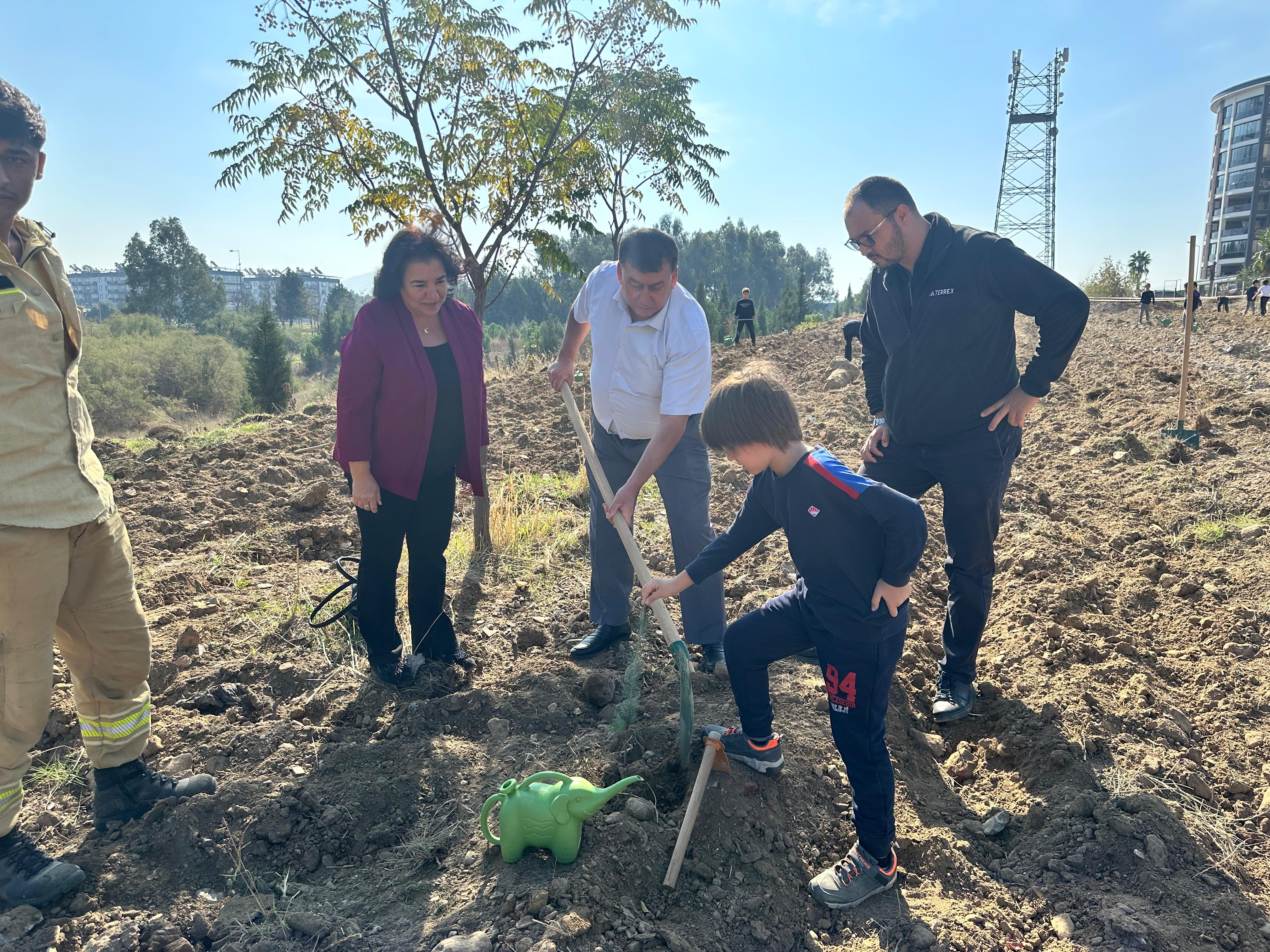 Çevre ve Kültür Araştırma Koruma Derneği (ÇEVAK) tarafından düzenlenen etkinlik ile geleceğin fidanları olan çocuklar, kendi diktikleri fidanları toprakla buluşturdu. Müdürlüğümüz, Orman İşletme İl Müdürlüğü, Efeler İlçe Tarım ve Orman Müdürlüğü, Doğa Kor