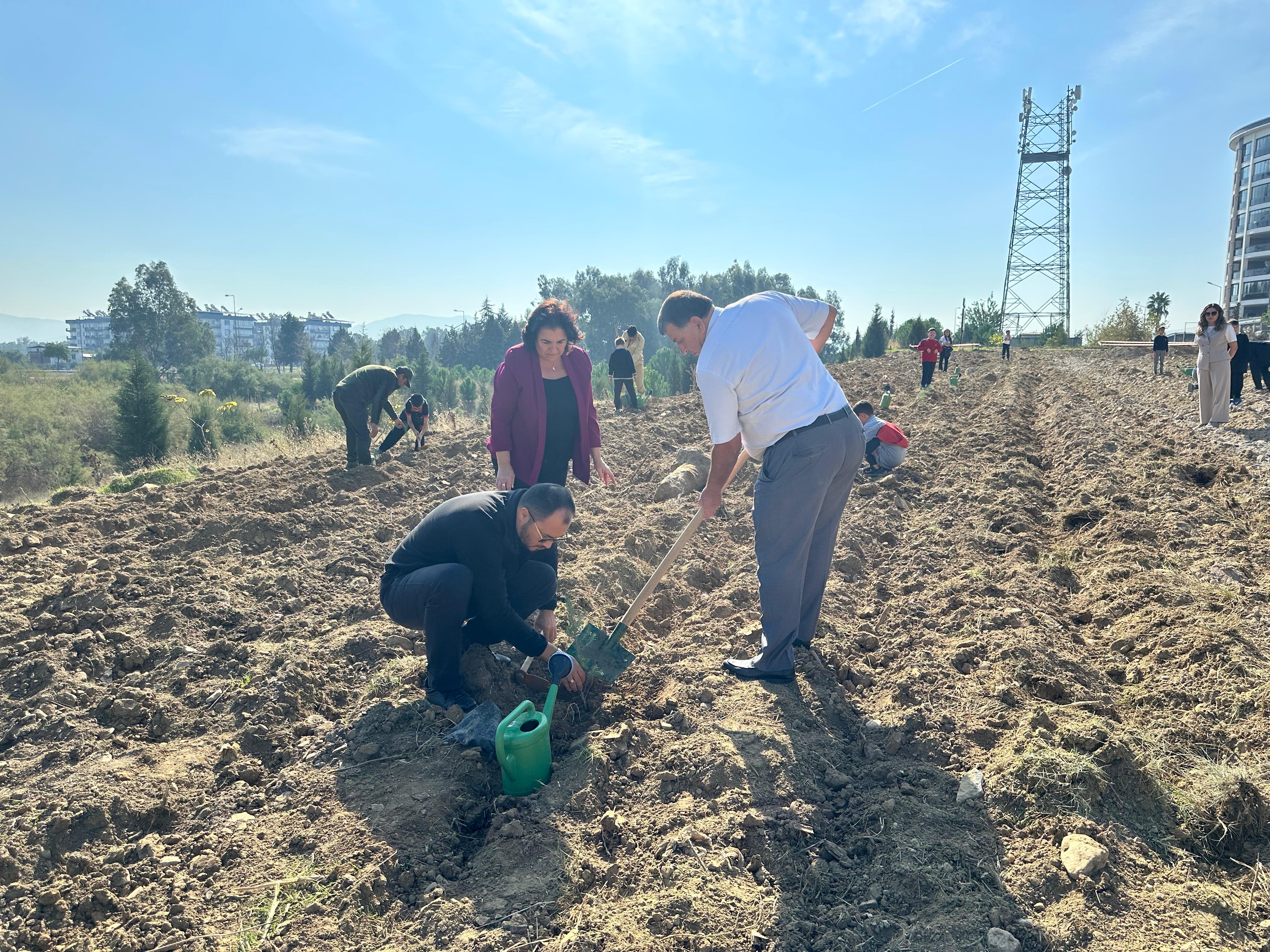 Çevre ve Kültür Araştırma Koruma Derneği (ÇEVAK) tarafından düzenlenen etkinlik ile geleceğin fidanları olan çocuklar, kendi diktikleri fidanları toprakla buluşturdu. Müdürlüğümüz, Orman İşletme İl Müdürlüğü, Efeler İlçe Tarım ve Orman Müdürlüğü, Doğa Kor