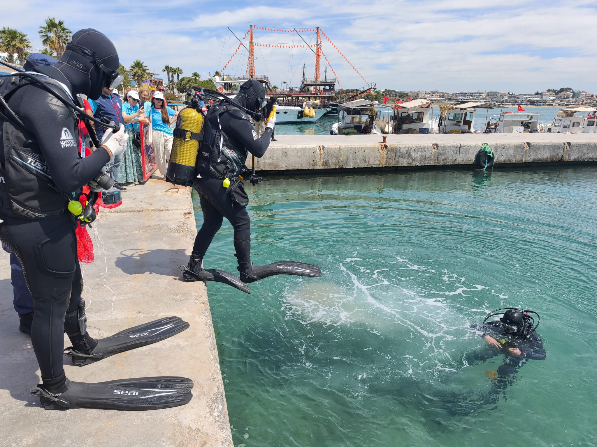 Didim ilçesinde yapılan deniz dibi temizliği dalış etkinliği