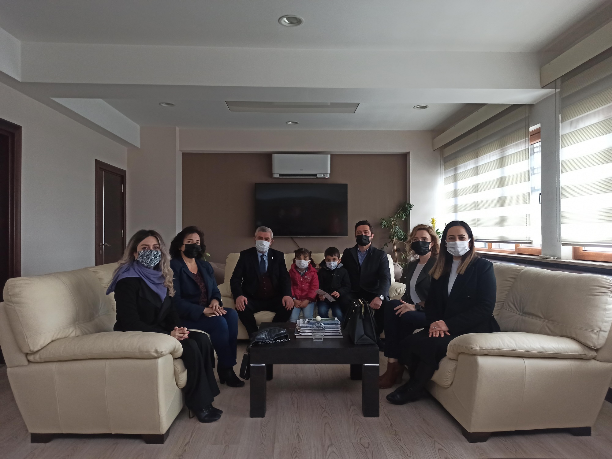 Efeler Yunus Emre Anaokulu yetkilileri ve öğrencileri İl Müdürümüz Mehmet Taha AL'ı ziyarette bulundular.