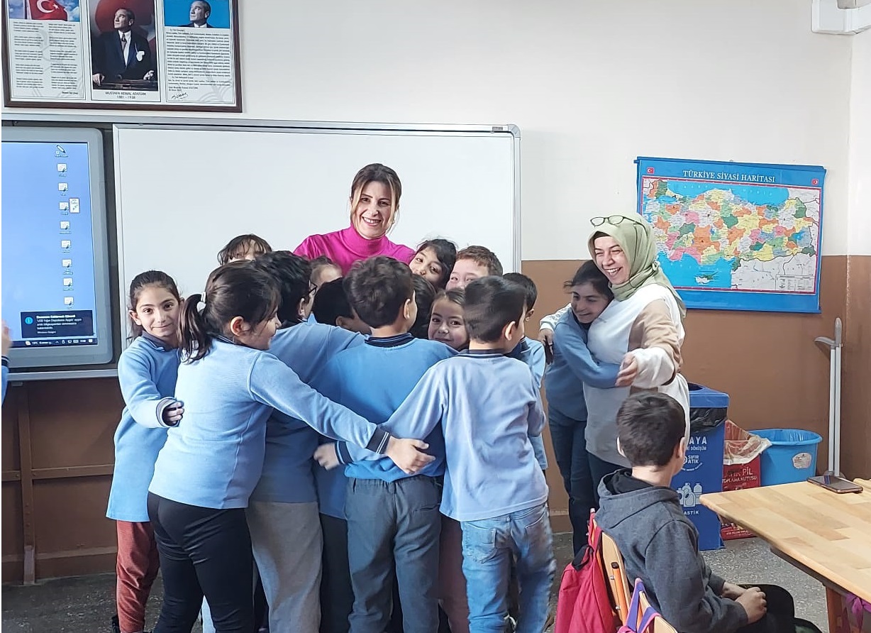 İlimiz Efeler ilçesi Kardeşköy İlkokulu'nda, öğrenci ve öğretmenlere yönelik Sıfır Atık konulu eğitim verildi.