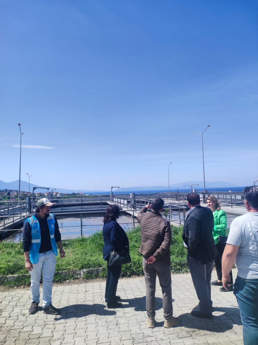 Kuşadası - Didim ilçelerinde faaliyette olan Katı Atık Düzenli Depolama ve Atıksu Arıtma Tesisleri İle Ortaklar OSB Yönetimi ve Atıksu Arıtma Tesislerine ziyaret ve incelemelerde bulunulmuştur.