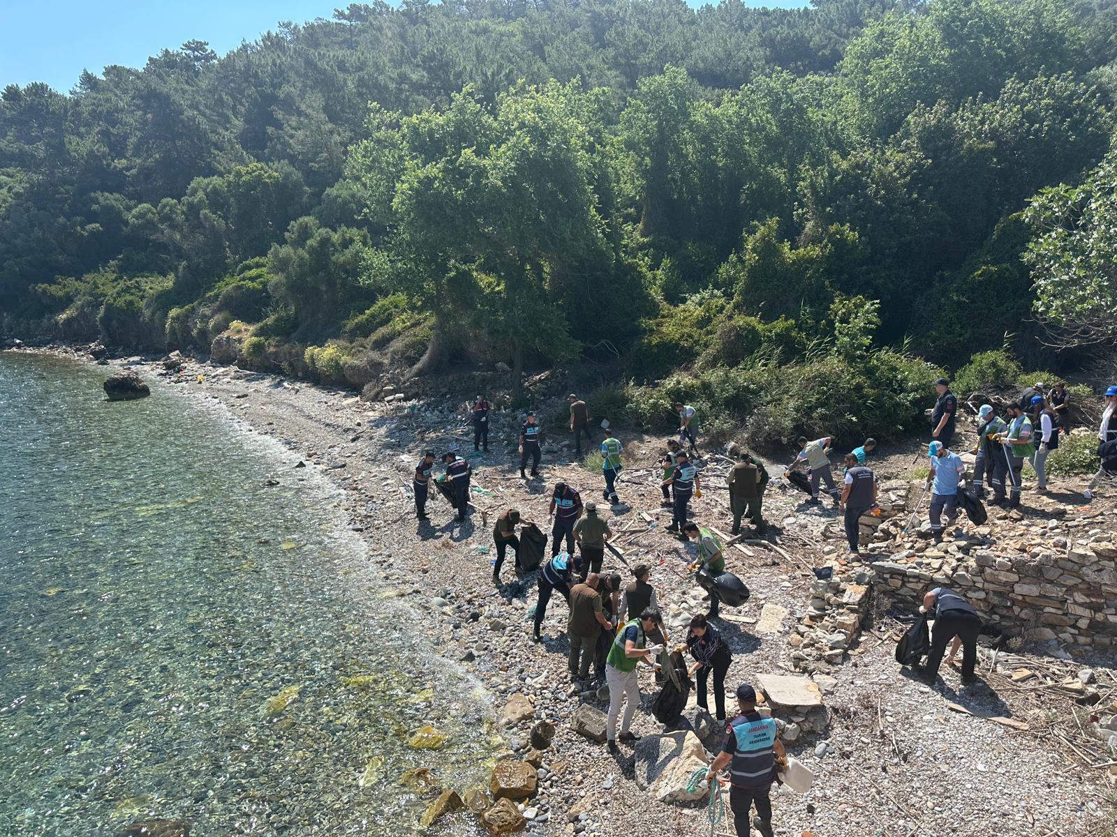 Kuşadası Dilek Yarımadasında Büyük Menderes Deltası Milli Parkında koy temizliği