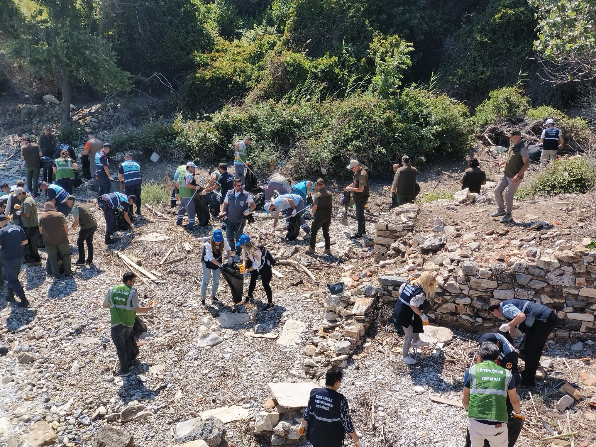 Kuşadası Dilek Yarımadasında Büyük Menderes Deltası Milli Parkında koy temizliği