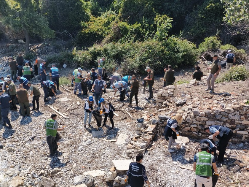 Kuşadası Dilek Yarım adasında Büyük Menderes Deltası Milli Parkında koy temizliği