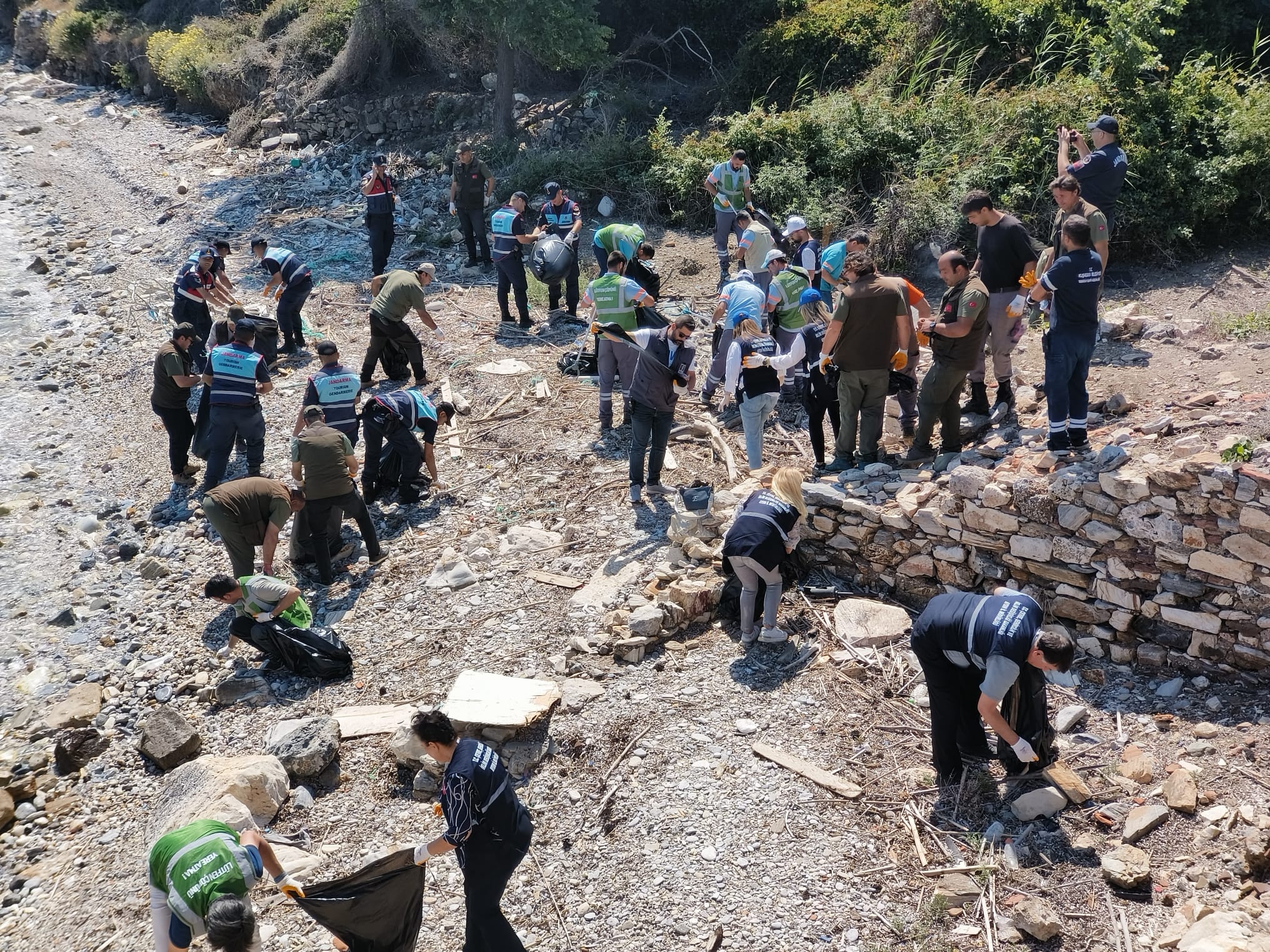 Kuşadası Dilek Yarımadasında Büyük Menderes Deltası Milli Parkında koy temizliği