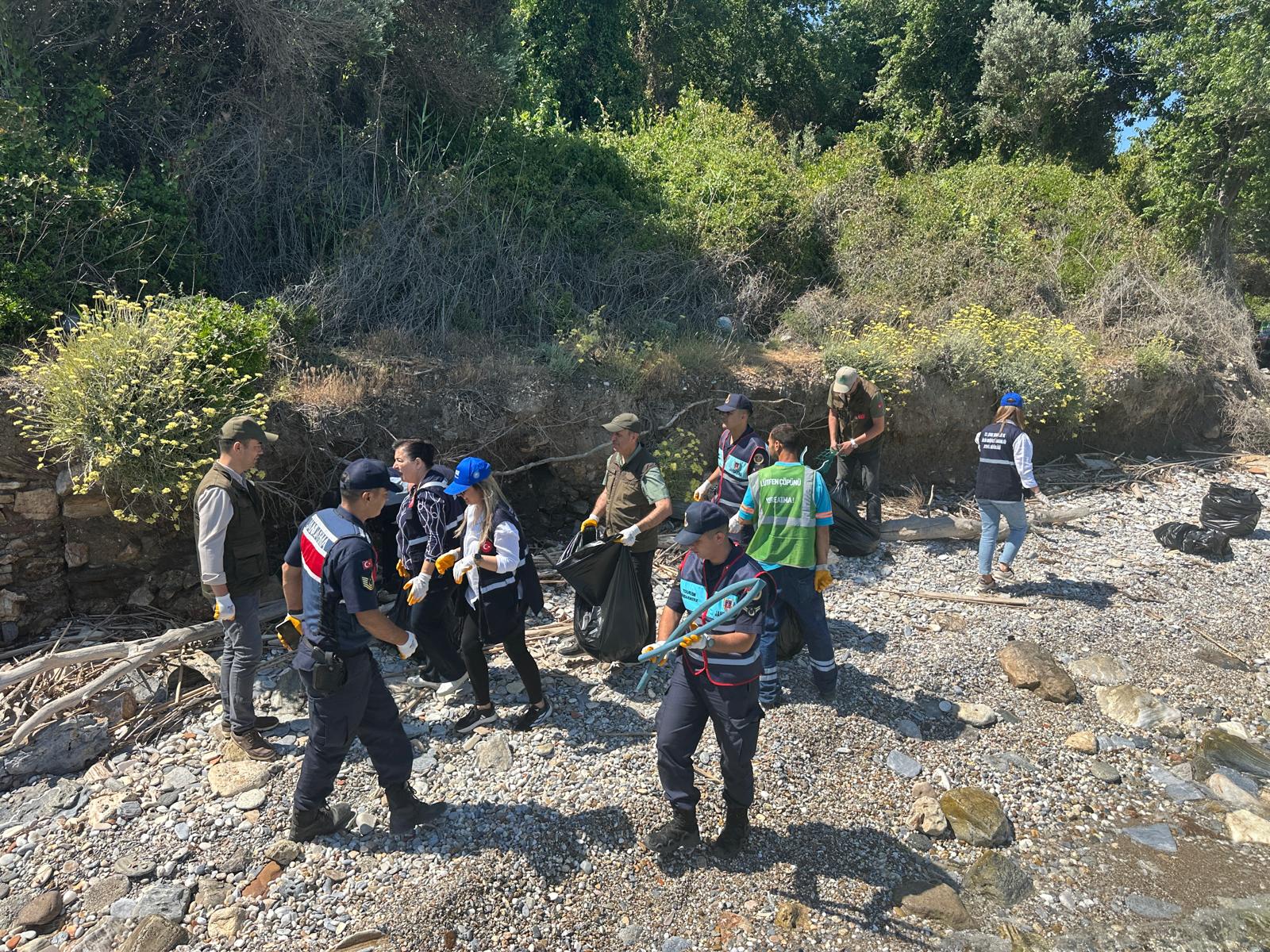 Kuşadası Dilek Yarımadasında Büyük Menderes Deltası Milli Parkında koy temizliği
