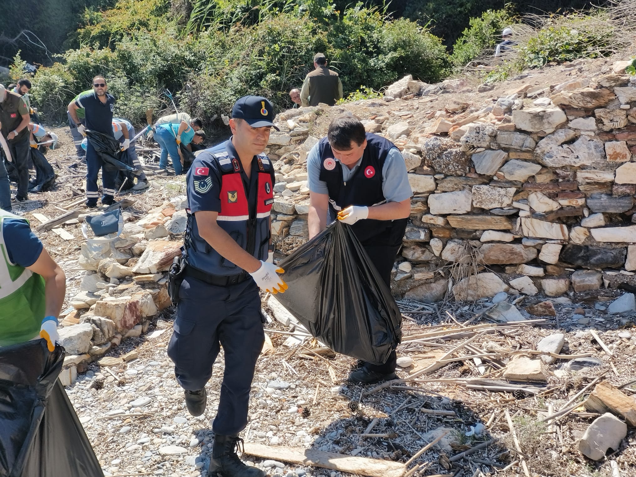 Kuşadası Dilek Yarımadasında Büyük Menderes Deltası Milli Parkında koy temizliği
