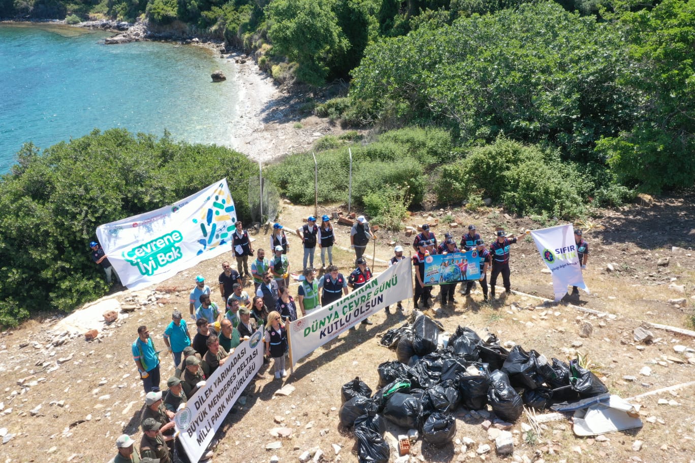 Kuşadası Dilek Yarımadasında Büyük Menderes Deltası Milli Parkında koy temizliği
