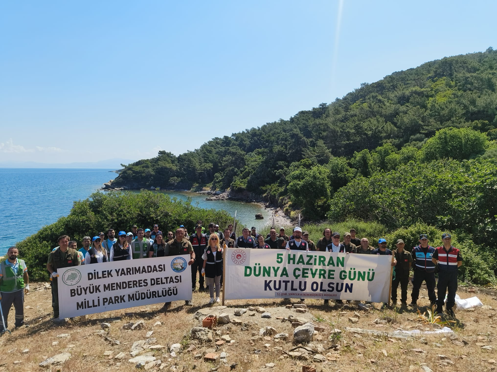 Kuşadası Dilek Yarımadasında Büyük Menderes Deltası Milli Parkında koy temizliği