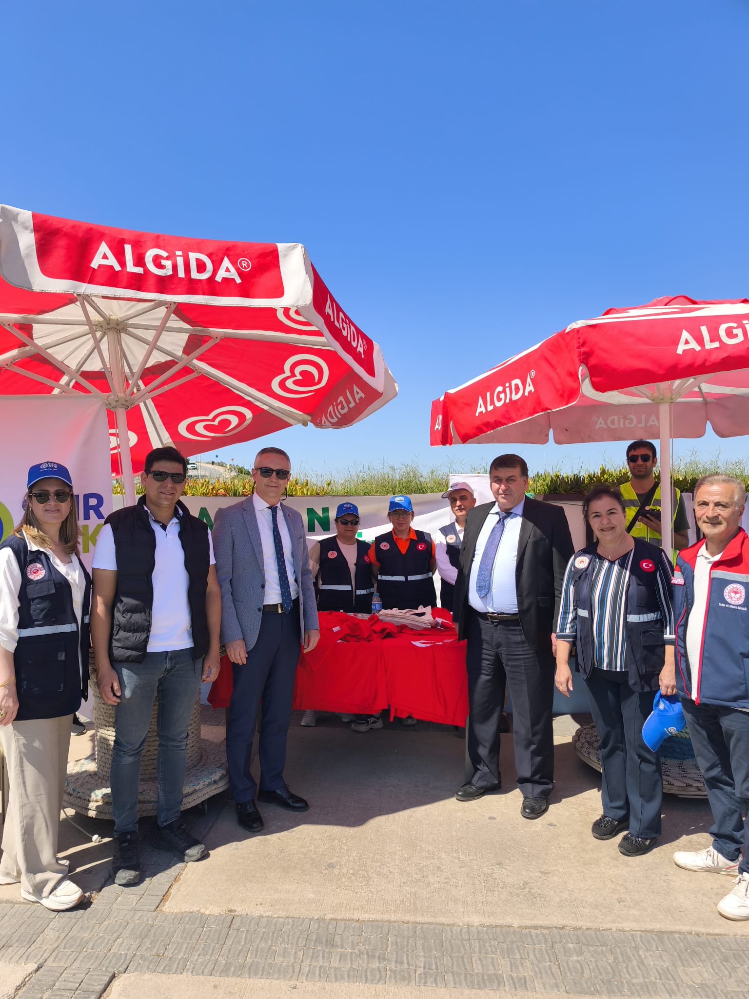 Kuşadası İlçesinde yapılan deniz dibi temizliği dalışı etkinliği