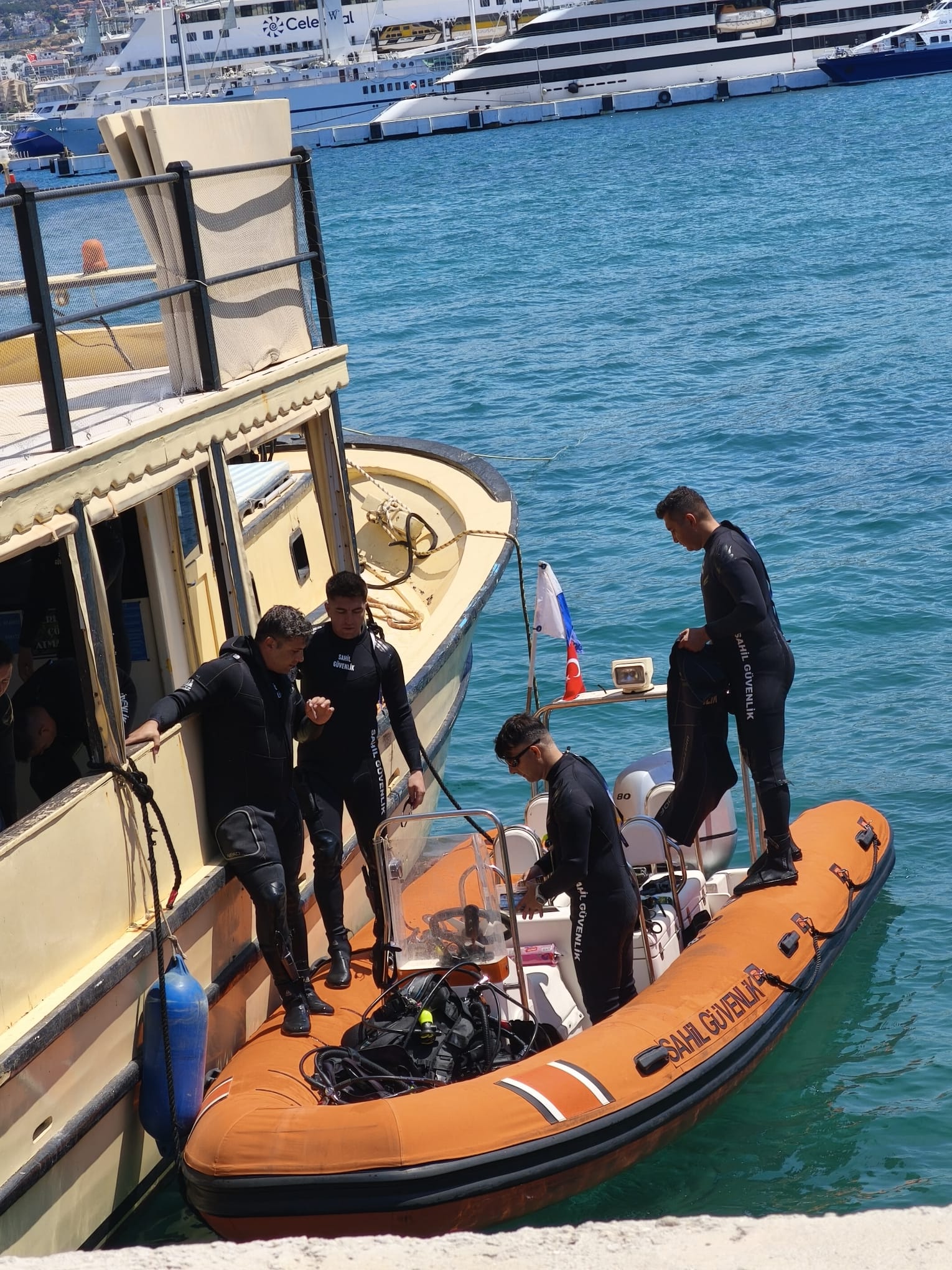 Kuşadası İlçesinde yapılan deniz dibi temizliği dalışı etkinliği