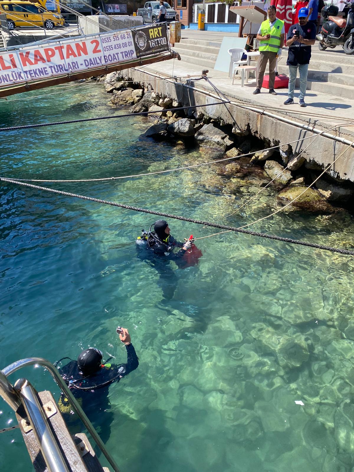 Kuşadası İlçesinde yapılan deniz dibi temizliği dalışı etkinliği
