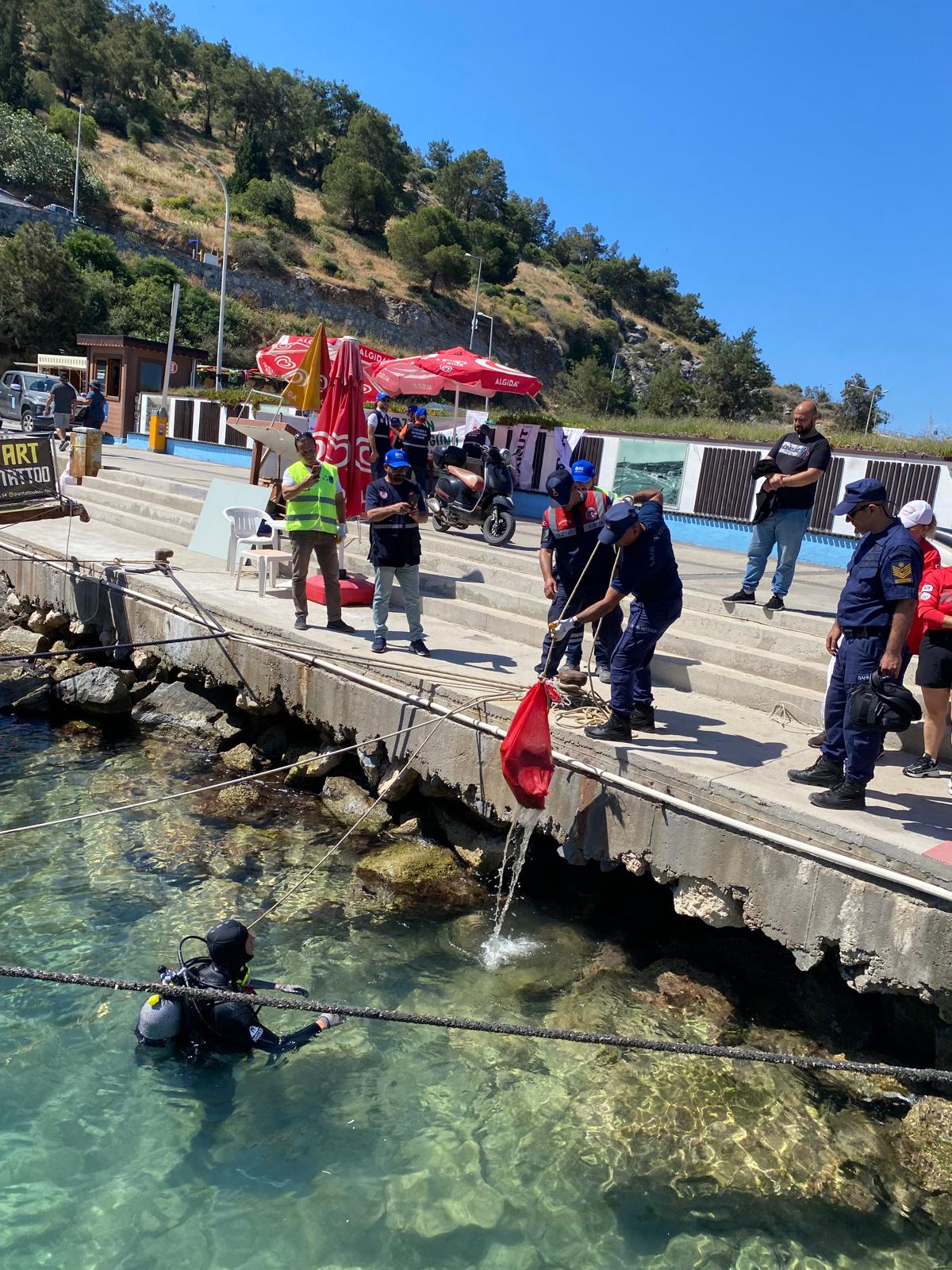 Kuşadası İlçesinde yapılan deniz dibi temizliği dalışı etkinliği