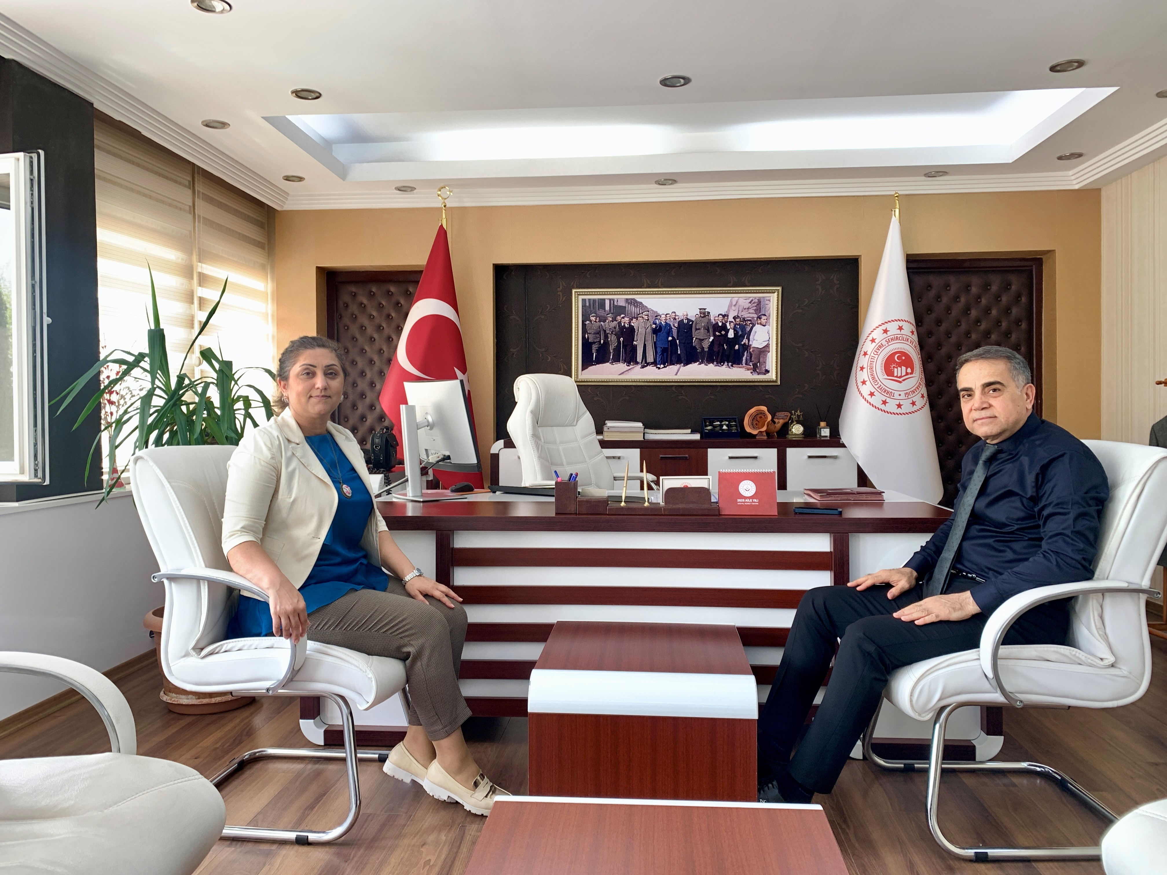 Aile ve Sosyal Hizmetler İl Müdürü Emine BÖÇKÜN İl Müdürümüz Kadir KANDEMİR'i Ziyaret Etti