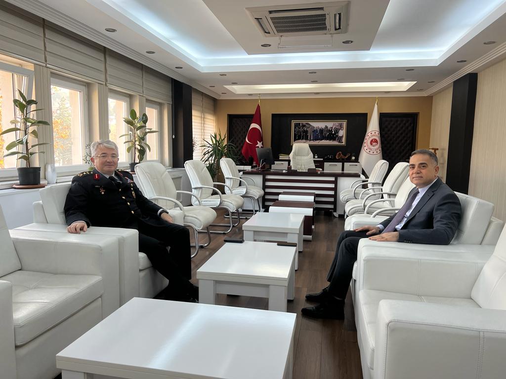 Balıkesir İl Jandarma Komutanı Tümgeneral Nurettin ALKAN İl Müdürümüz Kadir KANDEMİR'i Makamında Ziyaret Etti.