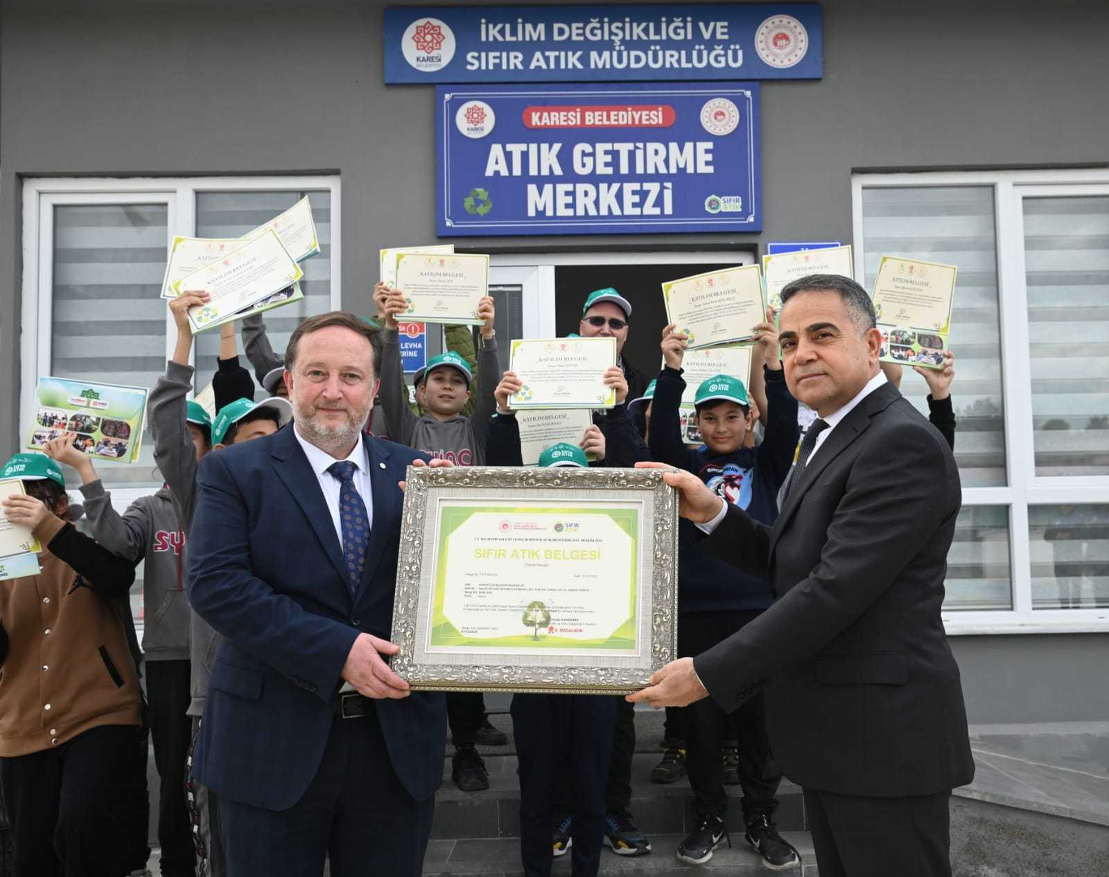 İlimizdeki İlçe genelinde İlk Temel Seviye Sıfır Atık Belgesini Karesi Belediyesi aldı.