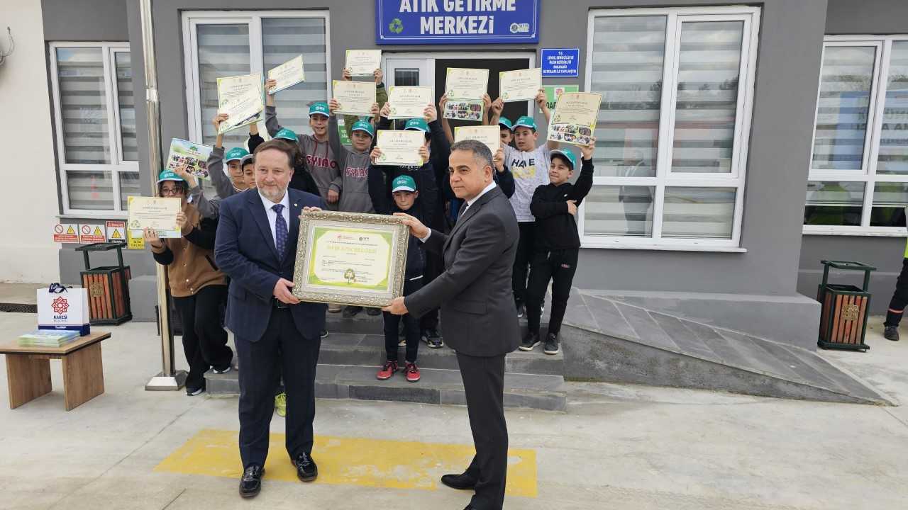 İlimizdeki İlçe genelinde İlk Temel Seviye Sıfır Atık Belgesini Karesi Belediyesi aldı.