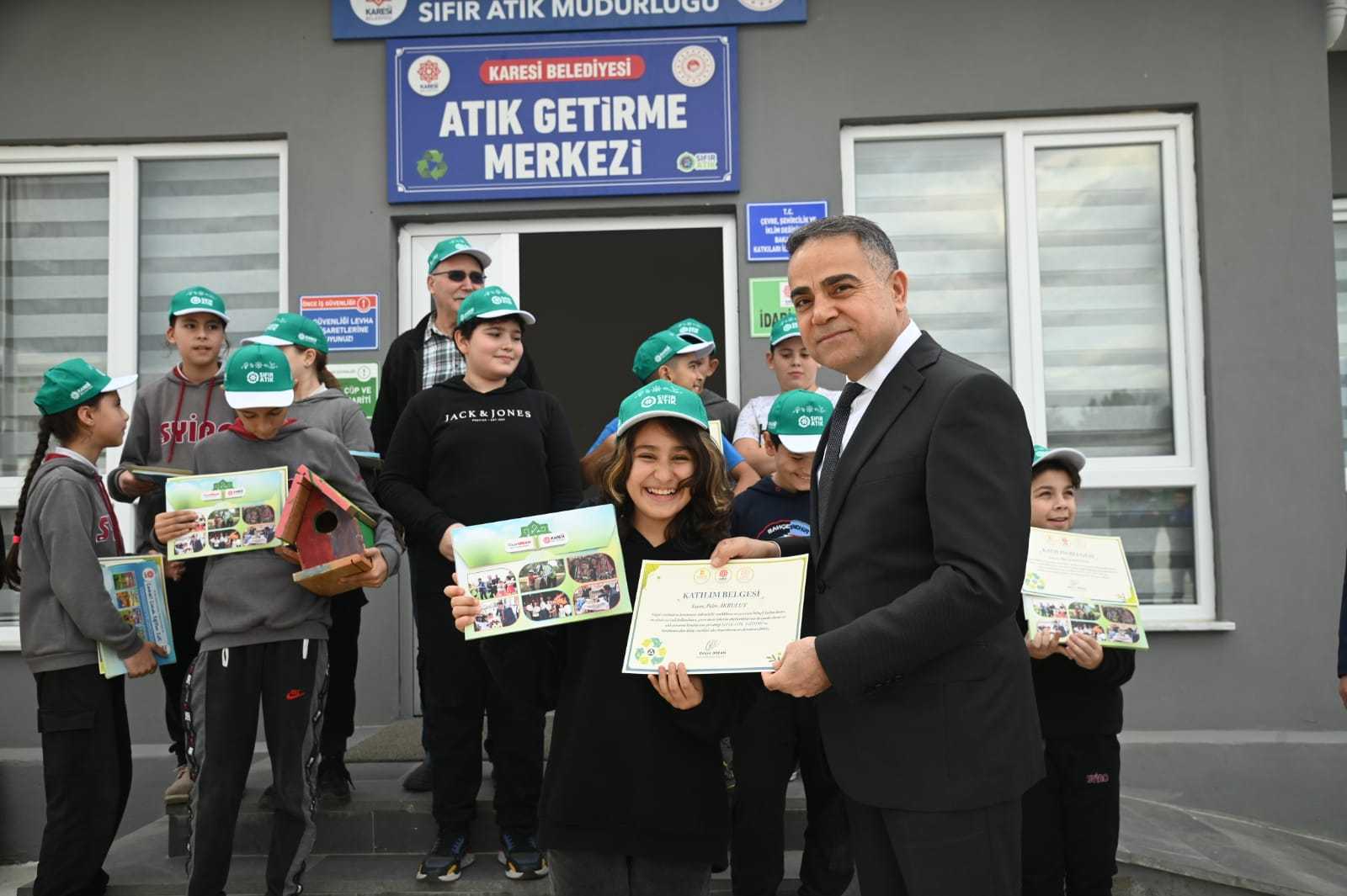 İlimizdeki İlçe genelinde İlk Temel Seviye Sıfır Atık Belgesini Karesi Belediyesi aldı.