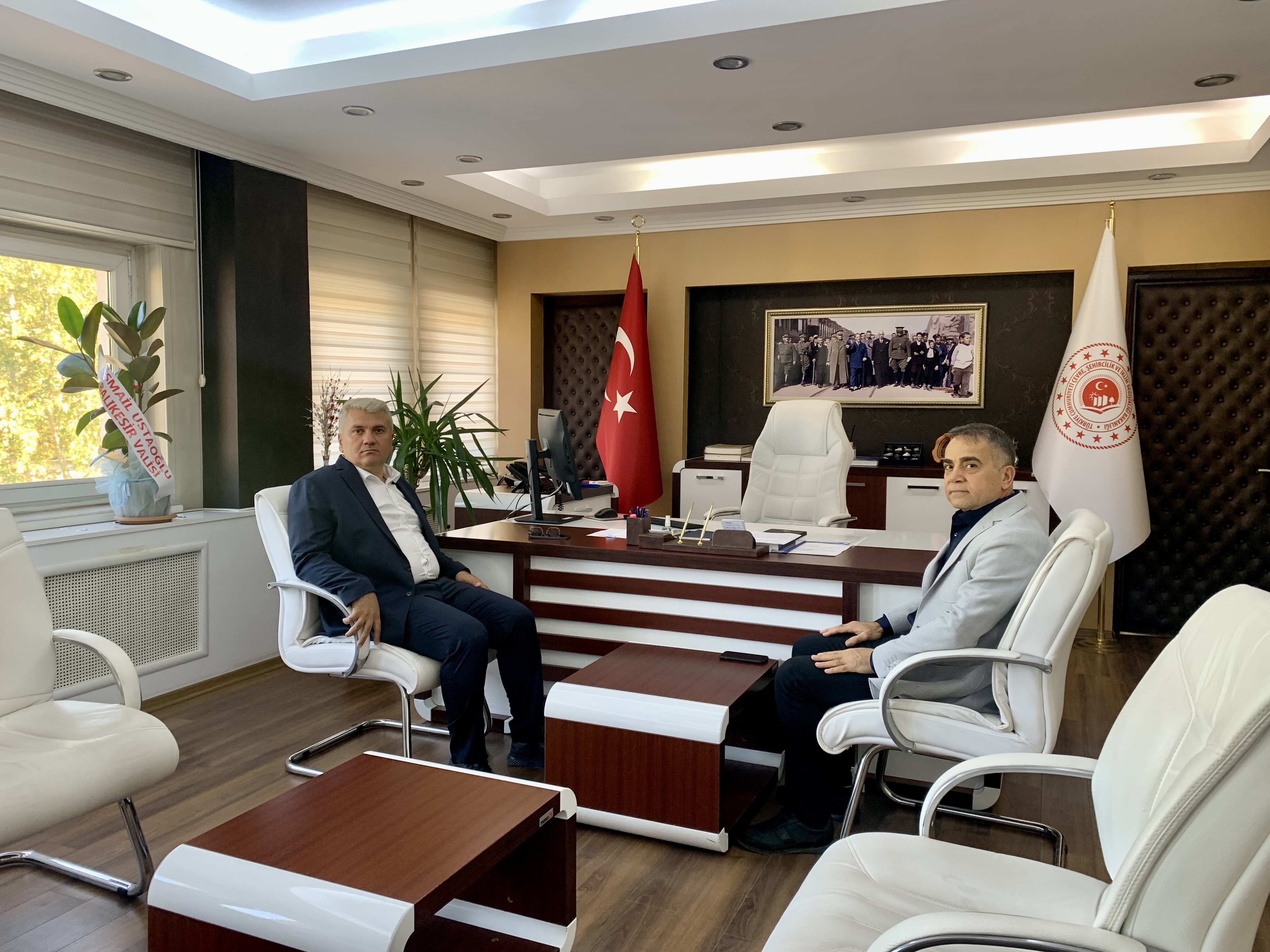 Sayın Millet Vekilimiz Mustafa CANBEY İl Müdürümüz Kadir KANDEMİR' i Makamında Ziyaret Etmiştir.