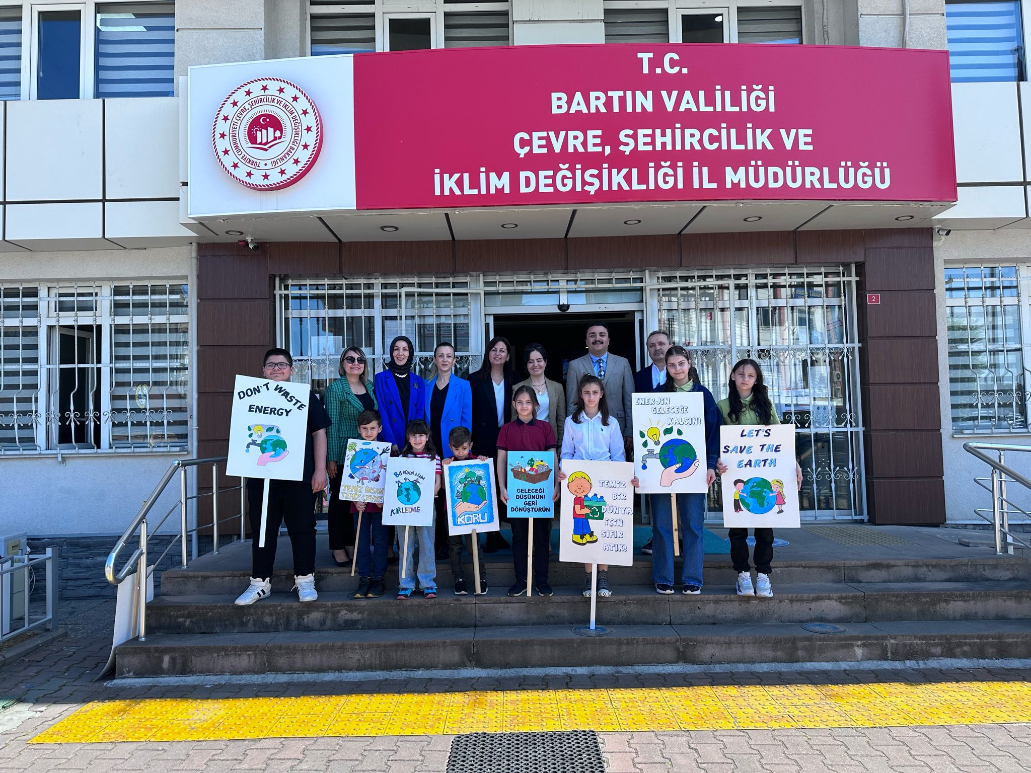 Bartın Borsa Istanbul Ortaokulu, İl Özel İdaresi Mustafa Aydede Anaokulu ve Ağdacı İlkokulu öğretmen ve öğrencileri  