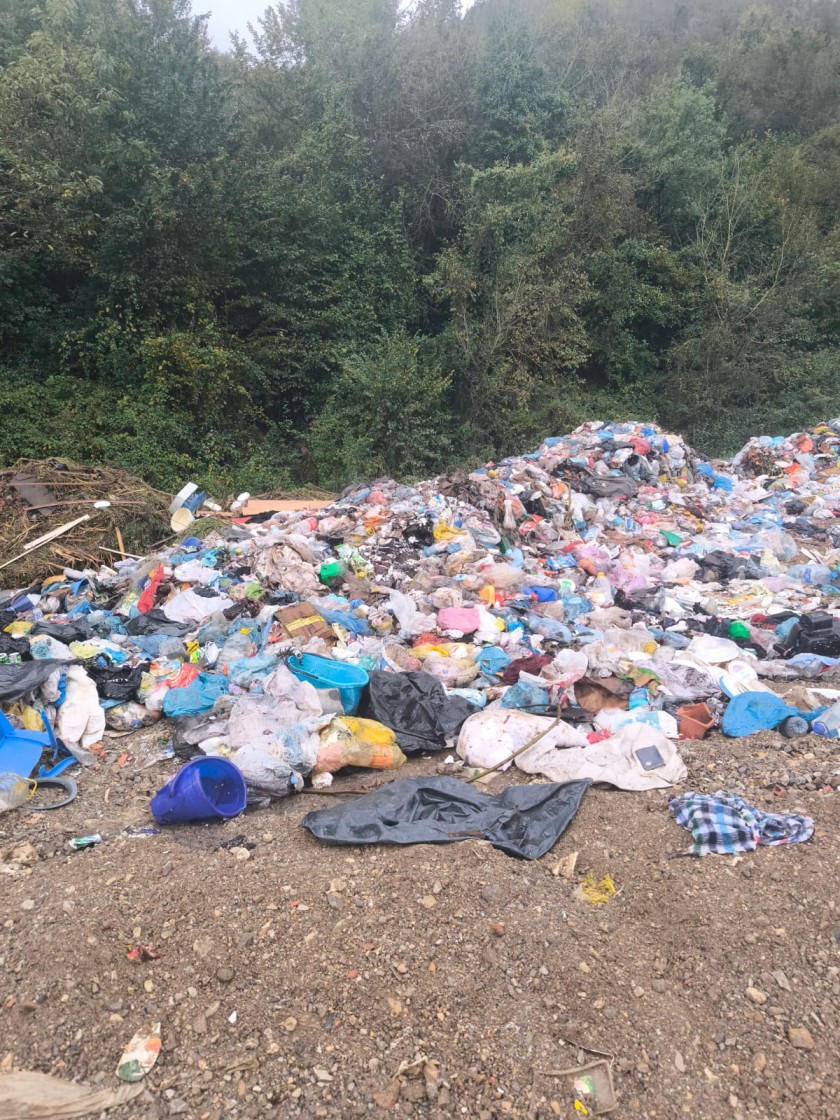 Bakanlığımız, Bartın’da çöp döküm sahasına giden yola bırakılan ve metrelerce uzayan çöp yığınları ile ilgili inceleme başlattı.