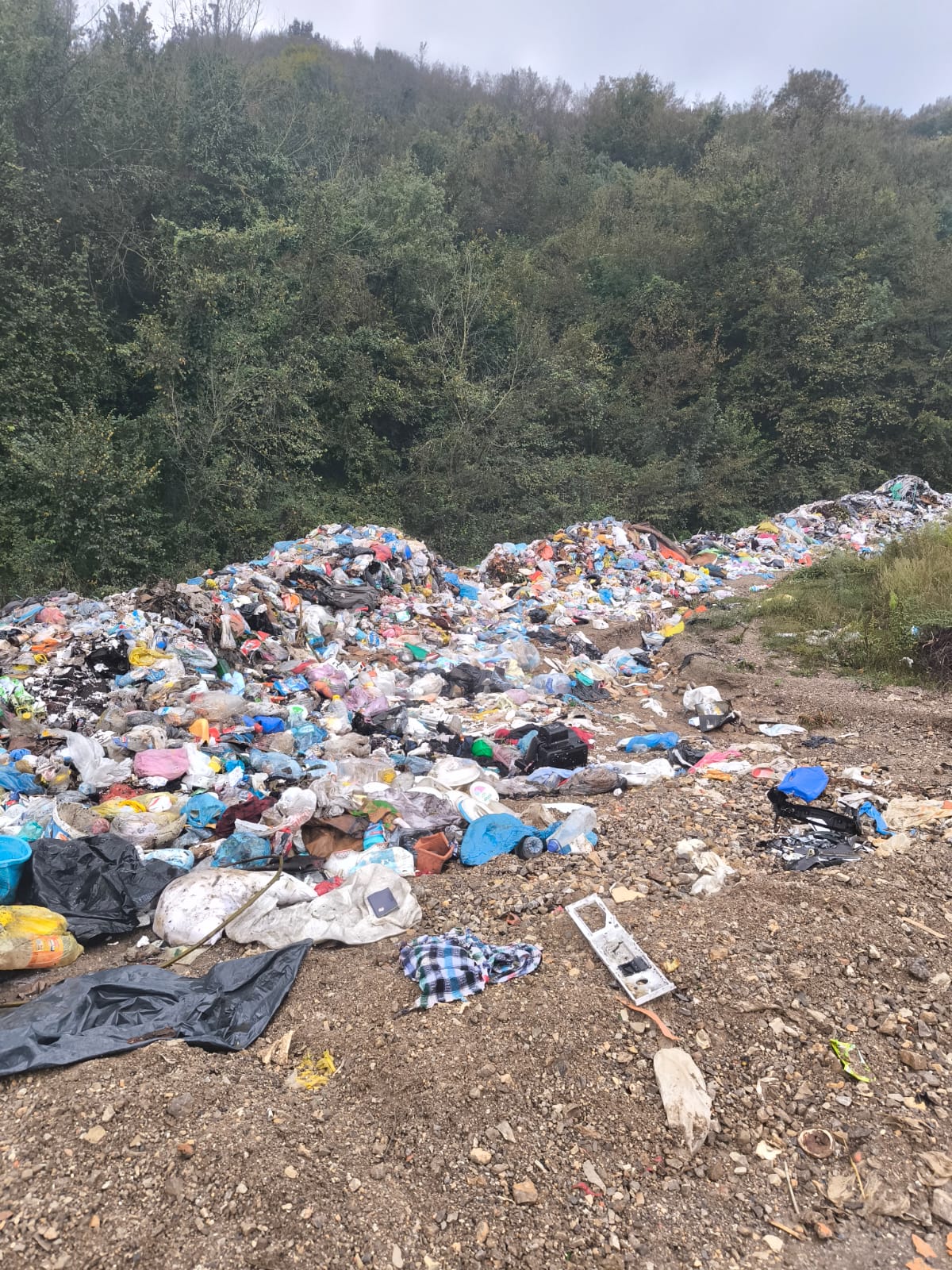 Çevre, Şehircilik ve İklim Değişikliği Bakanlığı, Bartın’da çöp döküm sahasına giden yola bırakılan ve metrelerce uzayan çöp yığınları ile ilgili inceleme başlattı.