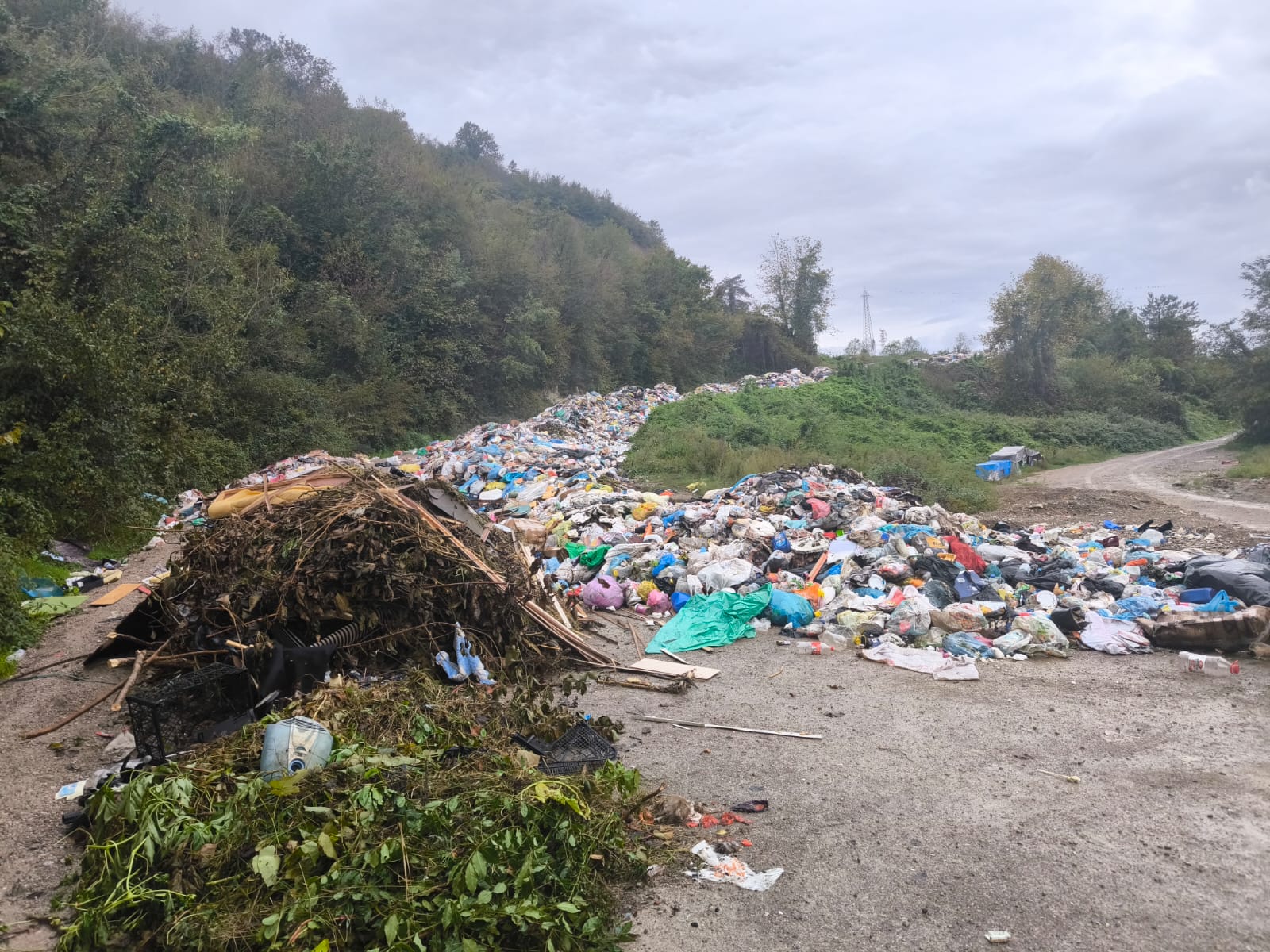 Çevre, Şehircilik ve İklim Değişikliği Bakanlığı, Bartın’da çöp döküm sahasına giden yola bırakılan ve metrelerce uzayan çöp yığınları ile ilgili inceleme başlattı.