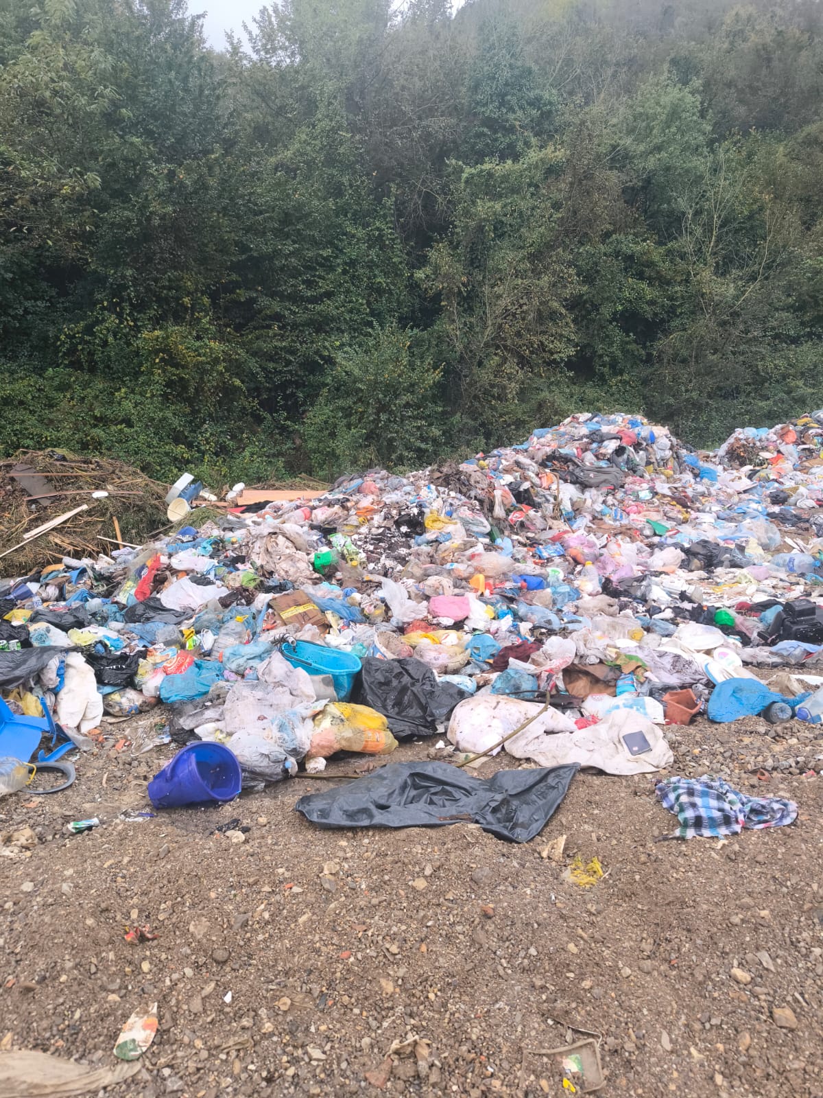 Çevre, Şehircilik ve İklim Değişikliği Bakanlığı, Bartın’da çöp döküm sahasına giden yola tonlarca atığı bıraktıkları tespit edilen İl Özel İdaresi ve 4 belediyeye toplam 6 milyon 495 bin 270 TL idari ceza uyguladı.