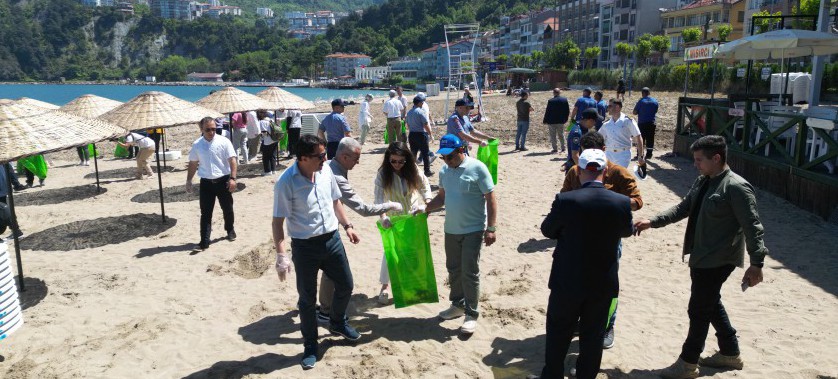 Türkiye Çevre Haftası Etkinlikleri Kapsamında Amasra Sahil Temizliği Yapıldı.