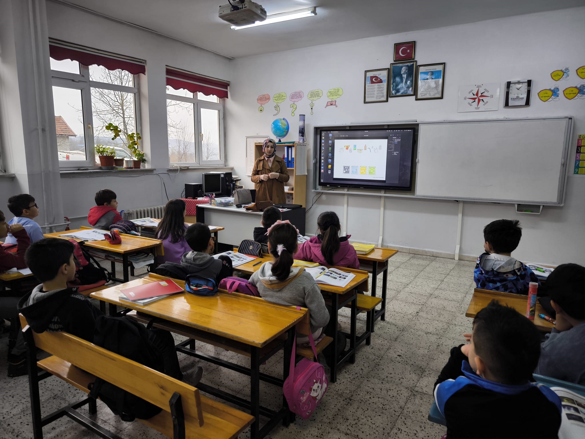 Hıdırlar İlkokulunda Temel Çevre Bilinci, Sıfır Atık Farkındalık Eğitimi verilmiş olup Çevre ve Çocuk Akademisi tanıtımı yapılmıştır.