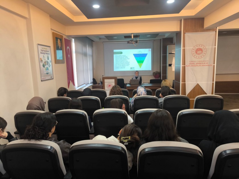 İl Müdürlüğü Personelimiz Tarafından Bartın Üniversitesi Öğrencilerine Sıfır Atık Farkındalık Eğitimi Verilmiştir.