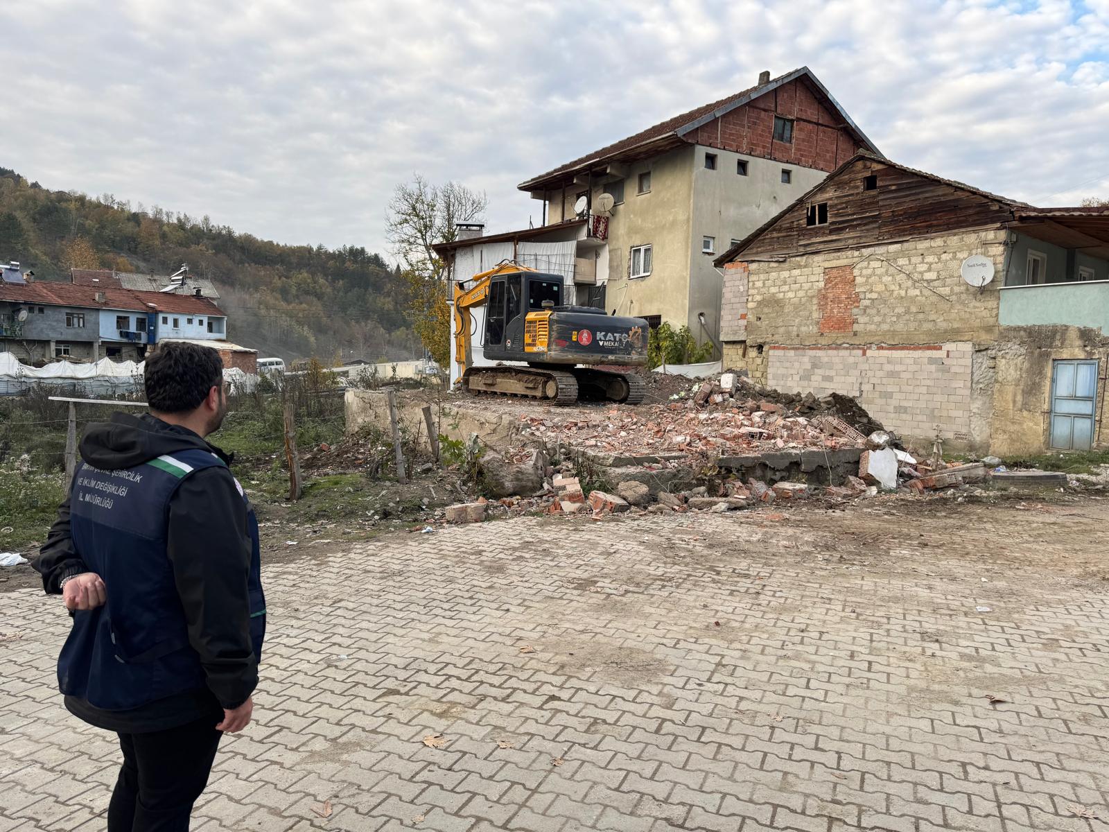 İl Müdürlüğümüz Personellerince İlimizde Meydana Gelen Sel Afeti Nedeniyle Ağır Hasar Gören Binalarda Yıkım İşlerine Başlamıştır.